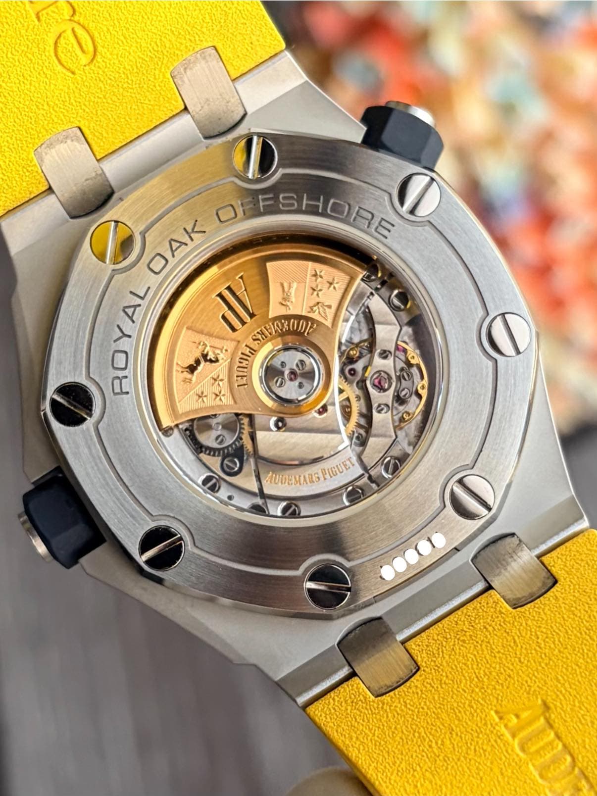 May be an image of wrist watch and text that says 'Ο 0 ΘΑΚ OFFSHORE FSHORE ROYAL AL IV SHERROME バ 140911 AUDEMARS AUDEMARSPIGUET (GUET'