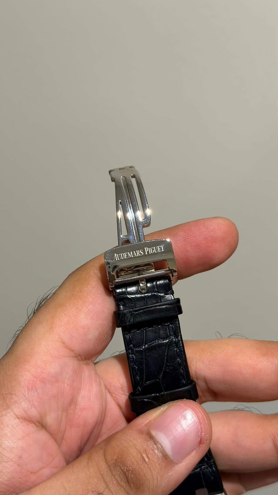 May be an image of digital watch and text that says 'AUDEMARS AUDEMARSPIGLET ARS PIGUET PIGI ET'