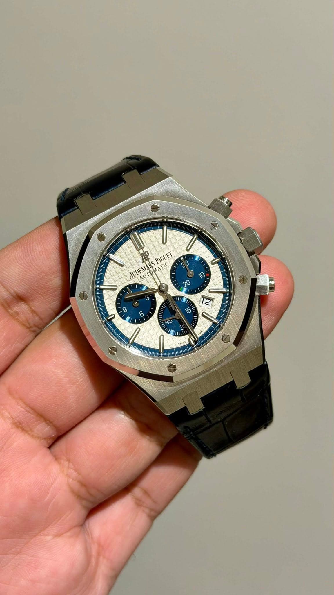 May be an image of wrist watch and text that says 'PIGUET AUDEMARS AUTOL TTOHAT MATICI AI TIC ALT TOYA 10 o 20 0 9 S 12 5 ਮ'