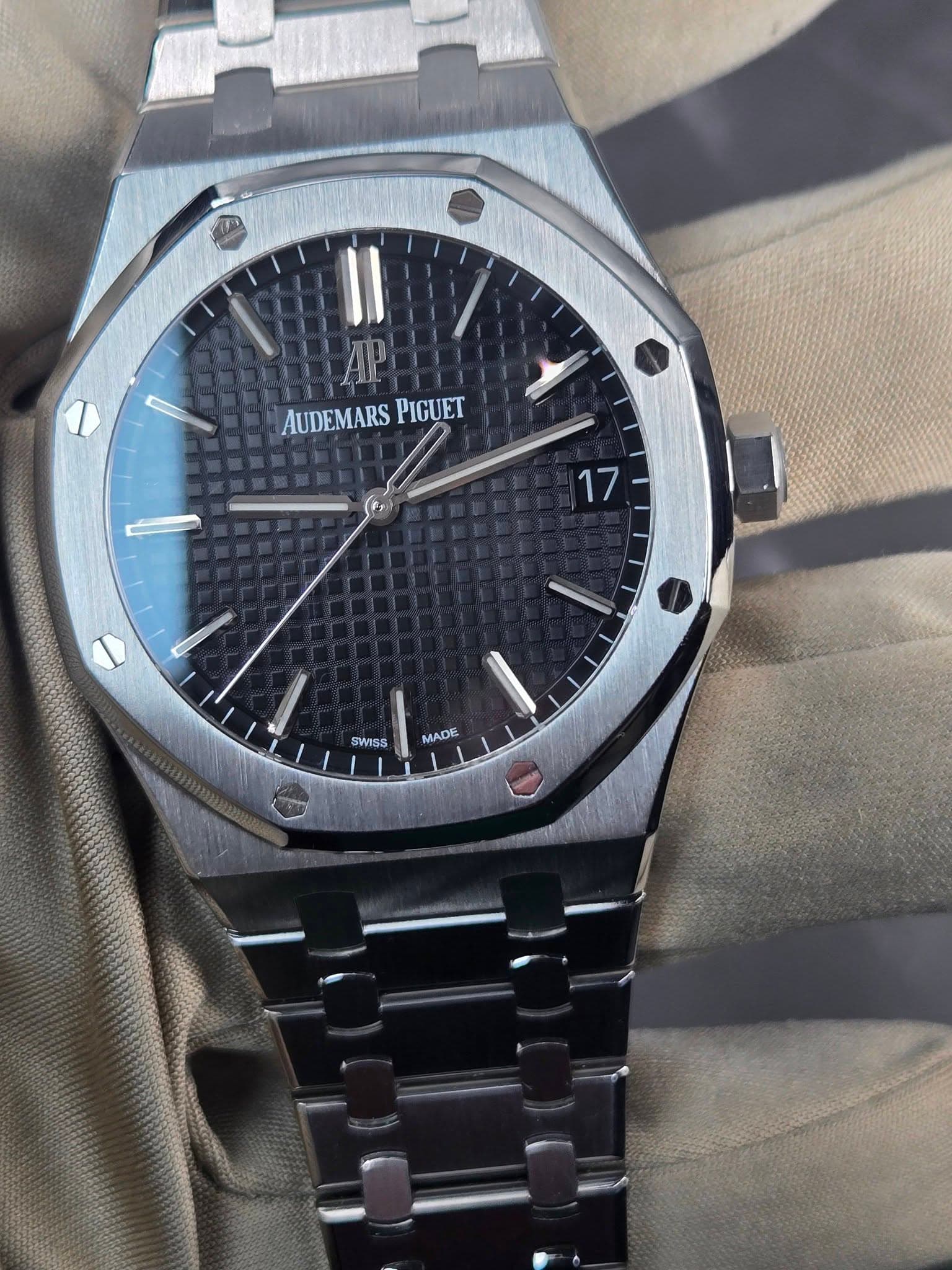 May be an image of wrist watch and text that says 'AUDEMARS PIGUET 17 SWSS MADE'