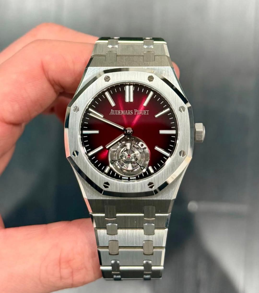 May be an image of wrist watch and text that says '4 AUDEMARS AUDEMARSPICUET PIQUET - - Lo 2 수 A SRIG aa MADE'