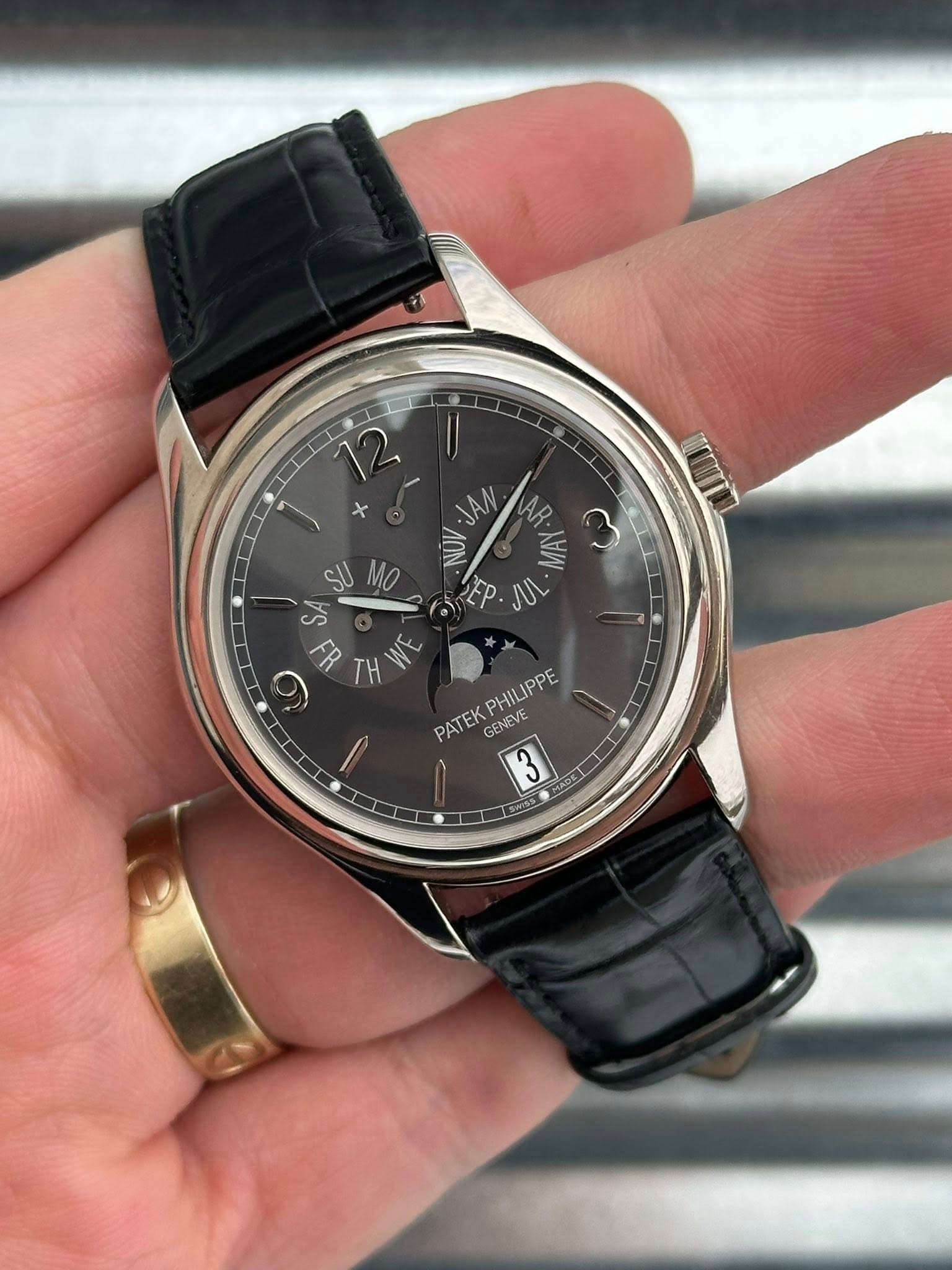 May be an image of wrist watch and text that says 'x JAA AR -NUV AHИ ៧ EP. πι SU MO SA ٢م H 6 PHIUPPE PATEK GENEVE PATEKPHILIPPE G 3'