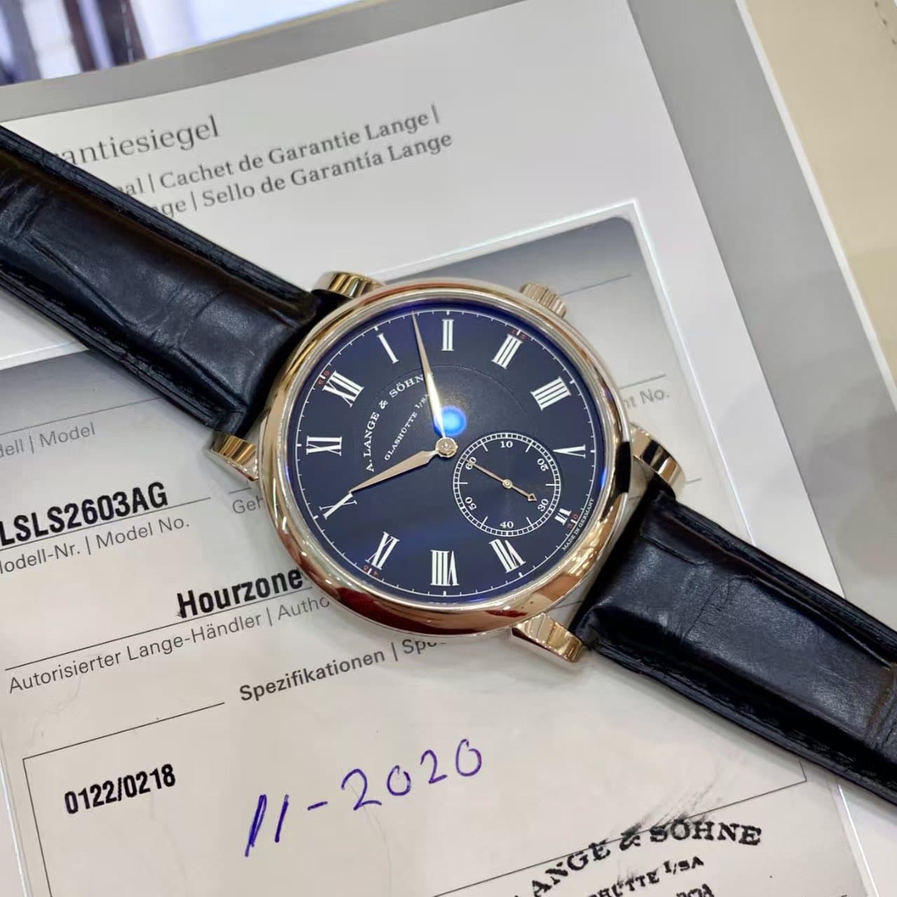 May be an image of wrist watch and text that says 'ntiesiegel Langel α1/ ge|Sellode ge Sello de Garantía Lange Cachet de Garantie 0 SElIn XII a SOIN o6ABHOTTB イイ No. Geh 80 1 30…