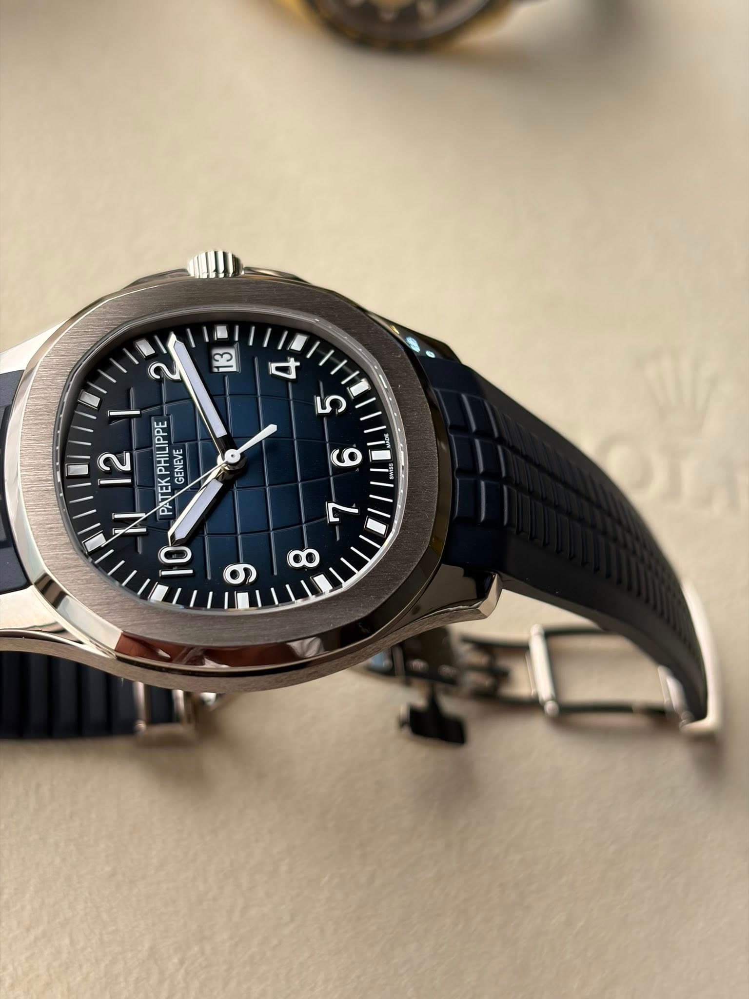 May be an image of wrist watch and text that says 'က ব س 2 വ 12 N PATEKPHILIPPE HILIPPE GENEVE PATEK م σ 9 ٧ ထ 4'