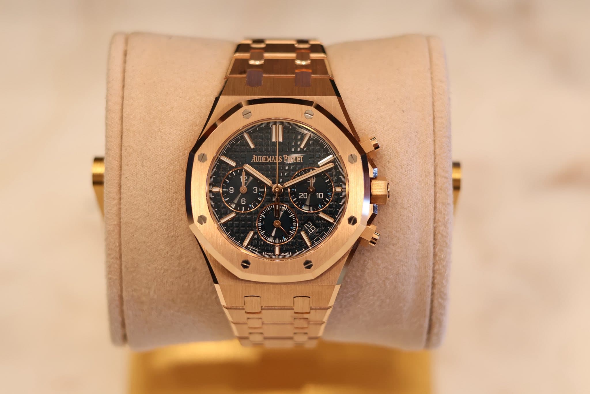 May be an image of wrist watch and text that says 'ل ی II AUDEMANS PIET I ١ RN 4'
