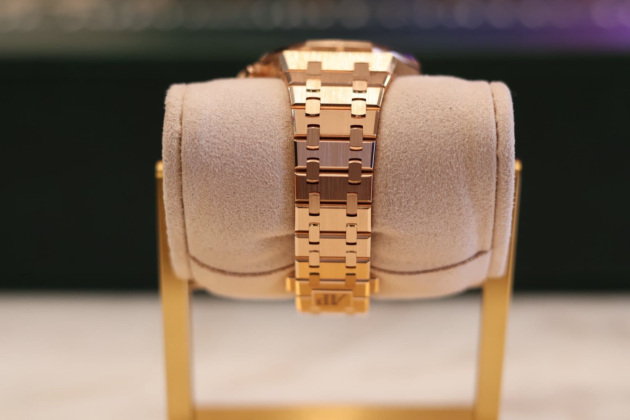 May be an image of jewelry, wrist watch and text that says '一'