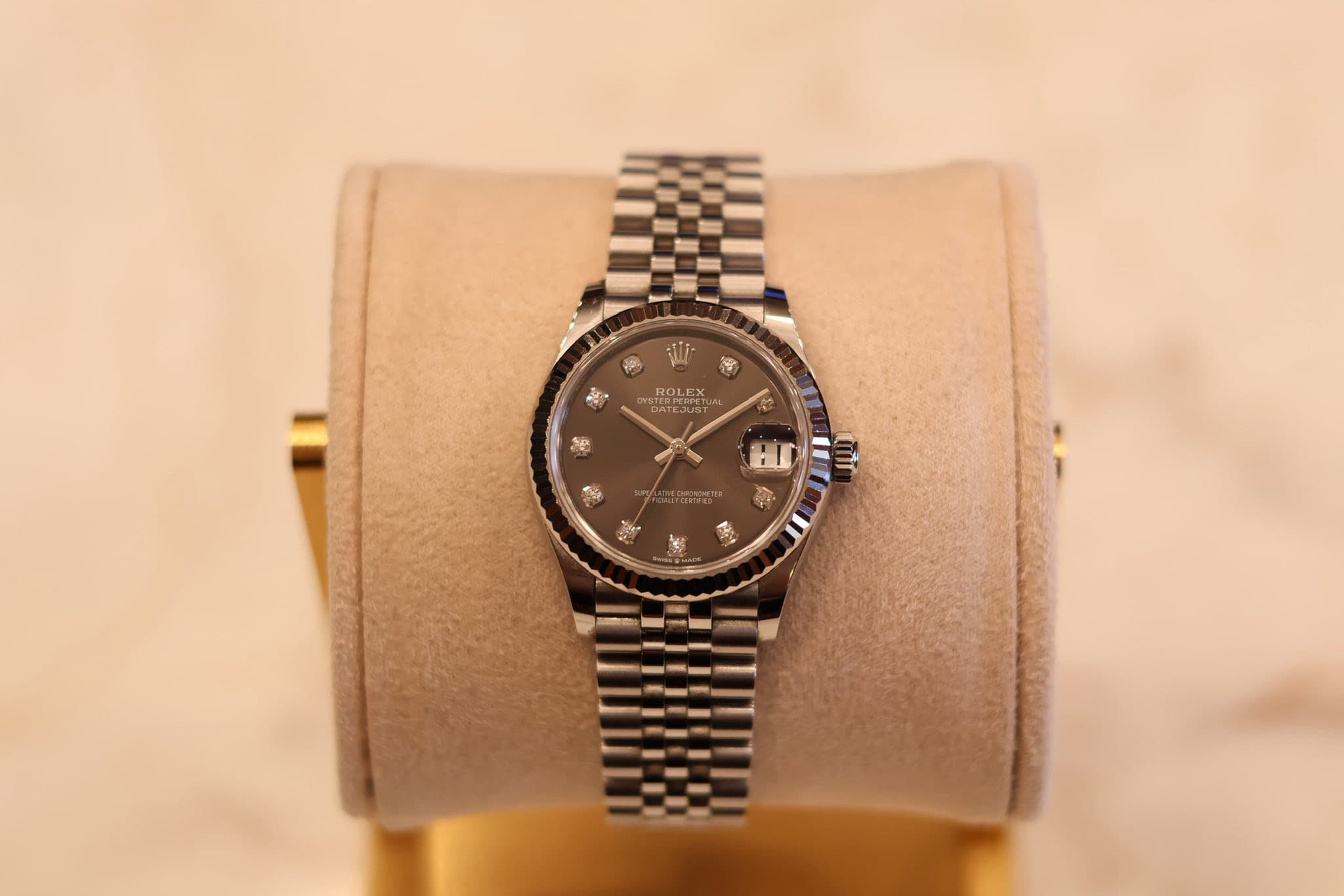 May be an image of wrist watch and text that says '神 ግ ج ROLEX LE HD=E កា HD ද 公'