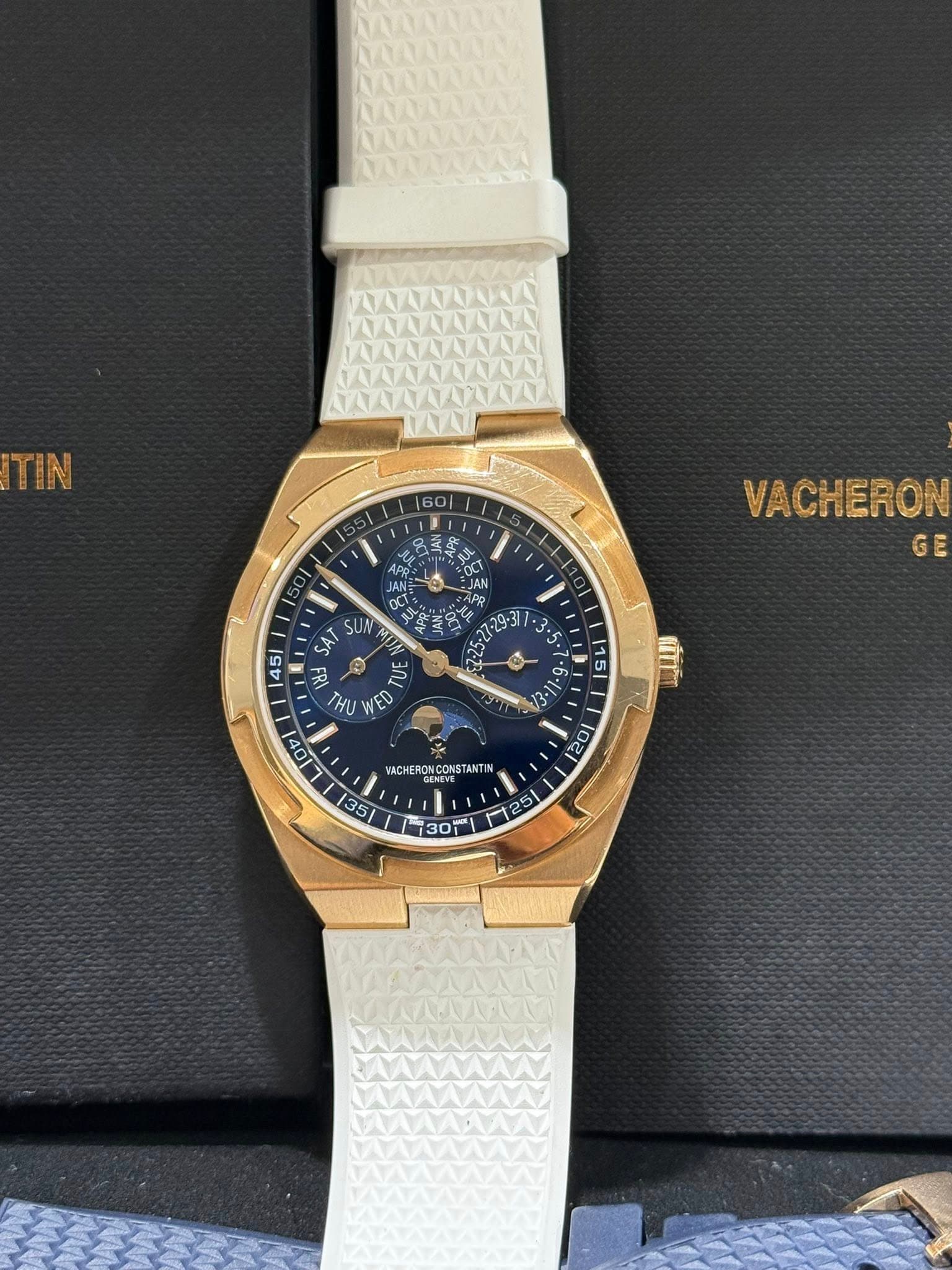 May be an image of wrist watch and text that says '60| VACHERON GE 45l SA/ صد F = 40 TUE ED ס-1- y 10s VACHERONCONSTANTI ONCONS VACHERON ENEVE CONS ANTI |351 ស GE 30 30'