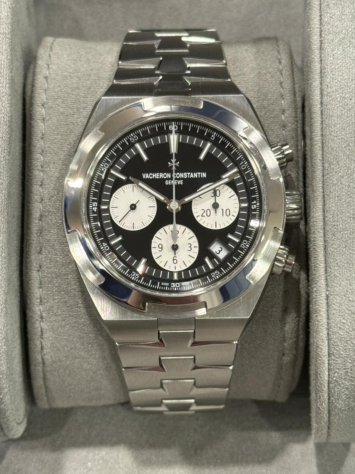 May be an image of wrist watch and text that says 'VACHERON VACHERONCONSTANTIN CONSTANTIN GENEVE EVE 10 E יויי 0 יון 20 10. ပာင်း -9 3 C 福 ម BAns 30'