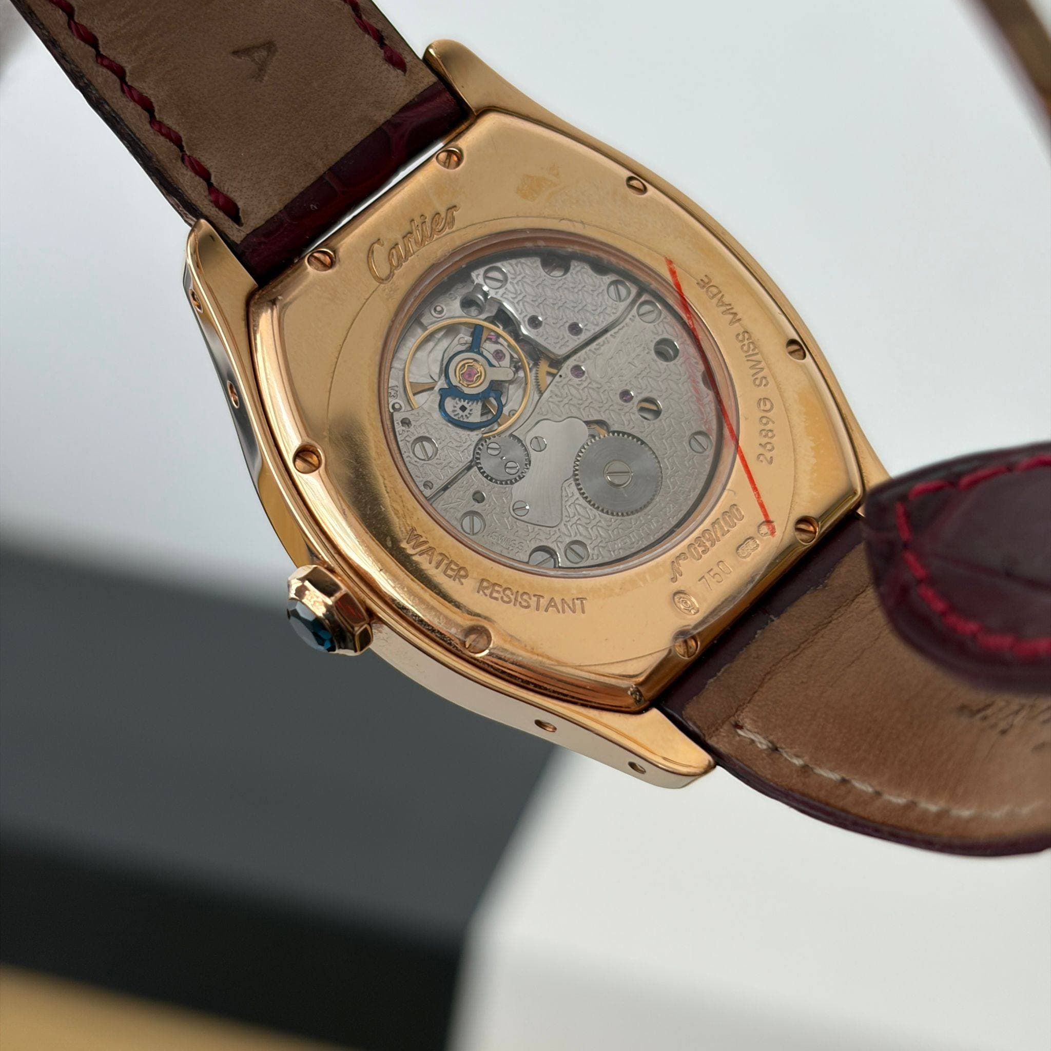 May be an image of wrist watch and text that says '၅မ D O MARE SSIMS R039/ WATER RESISTANT ANT 電'