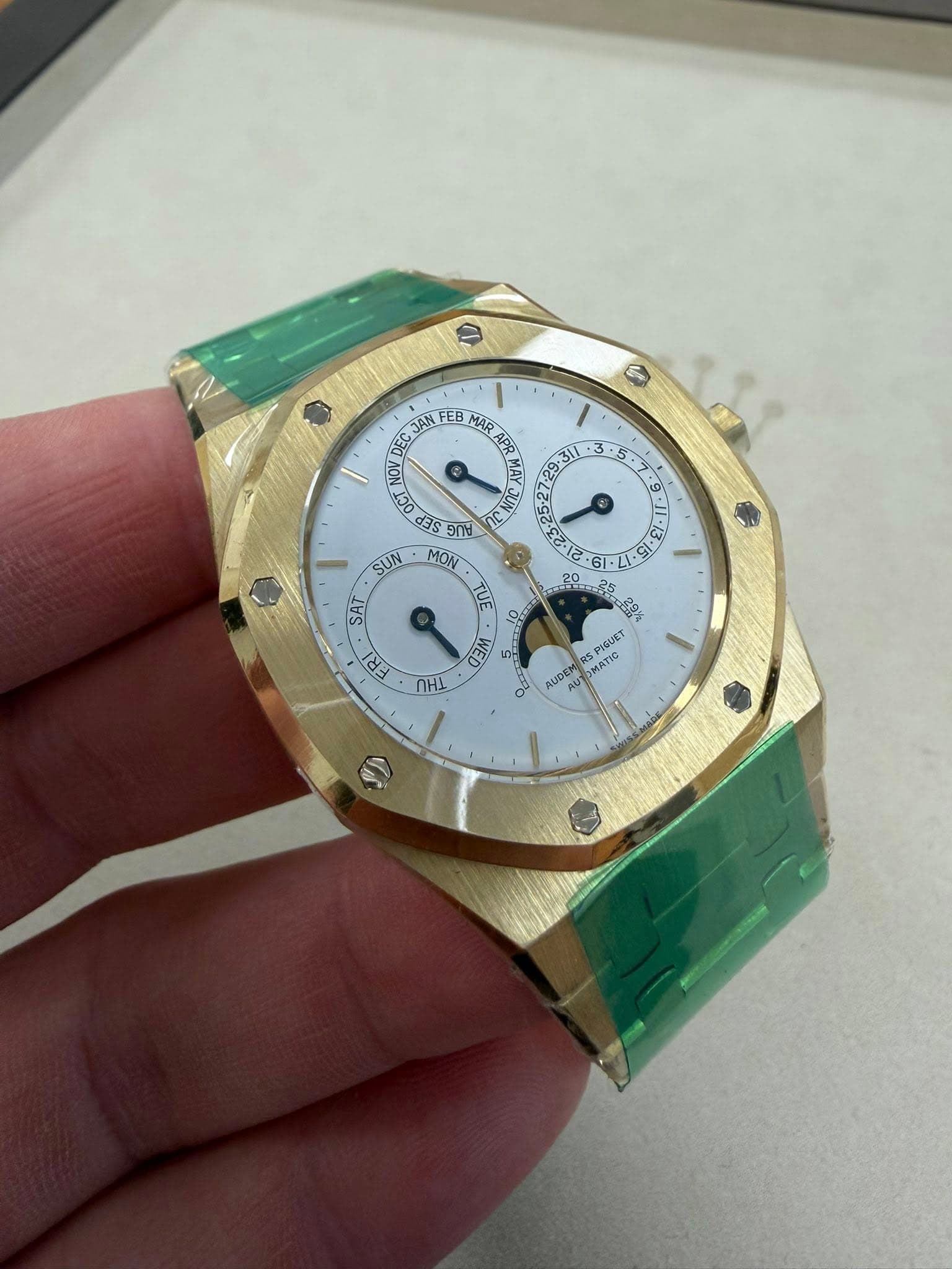 May be an image of wrist watch and text that says '9 ECJAN JAN EB MAR DEC APp ለ ใว 1၁၀ EE Pd SUN MON TUE : 9 -I1 ٠ 51-L 5 2၀ SAT FRI THU WEM ह৩ UDEM AUDEY MATIC RSPIGUL MATC…