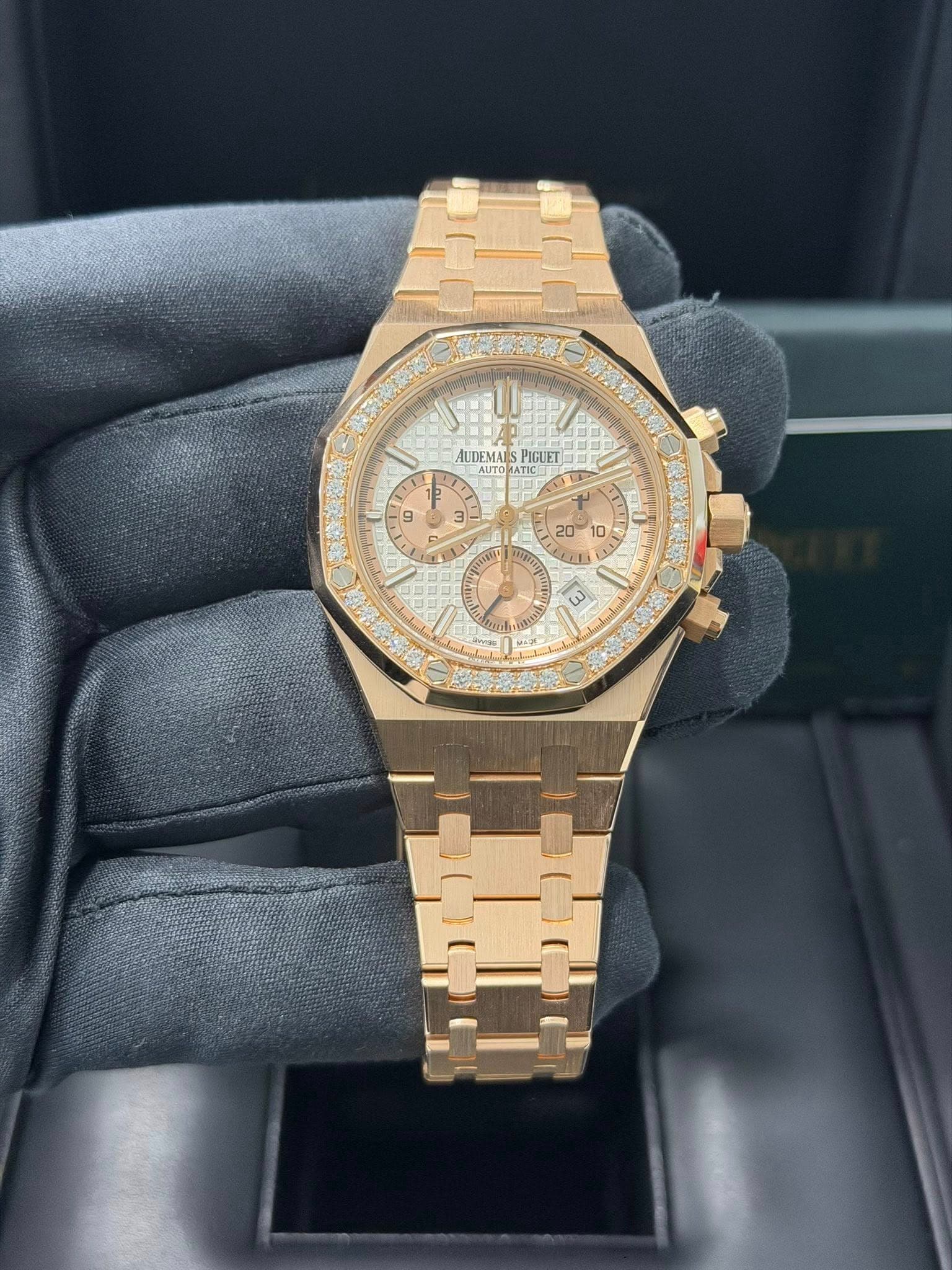 May be an image of wrist watch and text that says 'AUDEMAL PIGUET 1.1 AUBAL AUTO 6 9 2 3- P ا 意 20 OE 5 O w 南1'