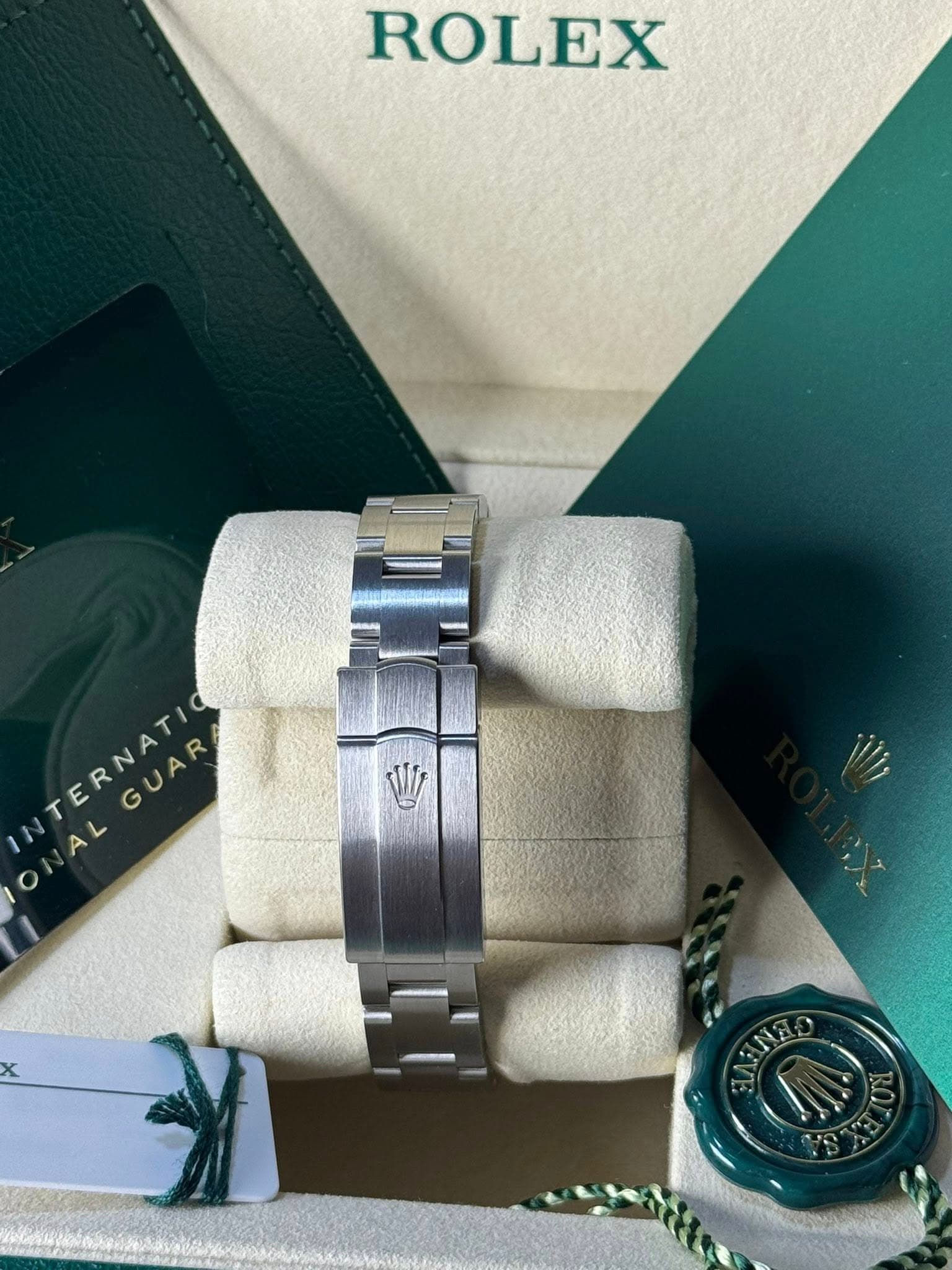 May be an image of wrist watch and text that says 'ROLEX TERNATI 1 AL ALGUAR A G'