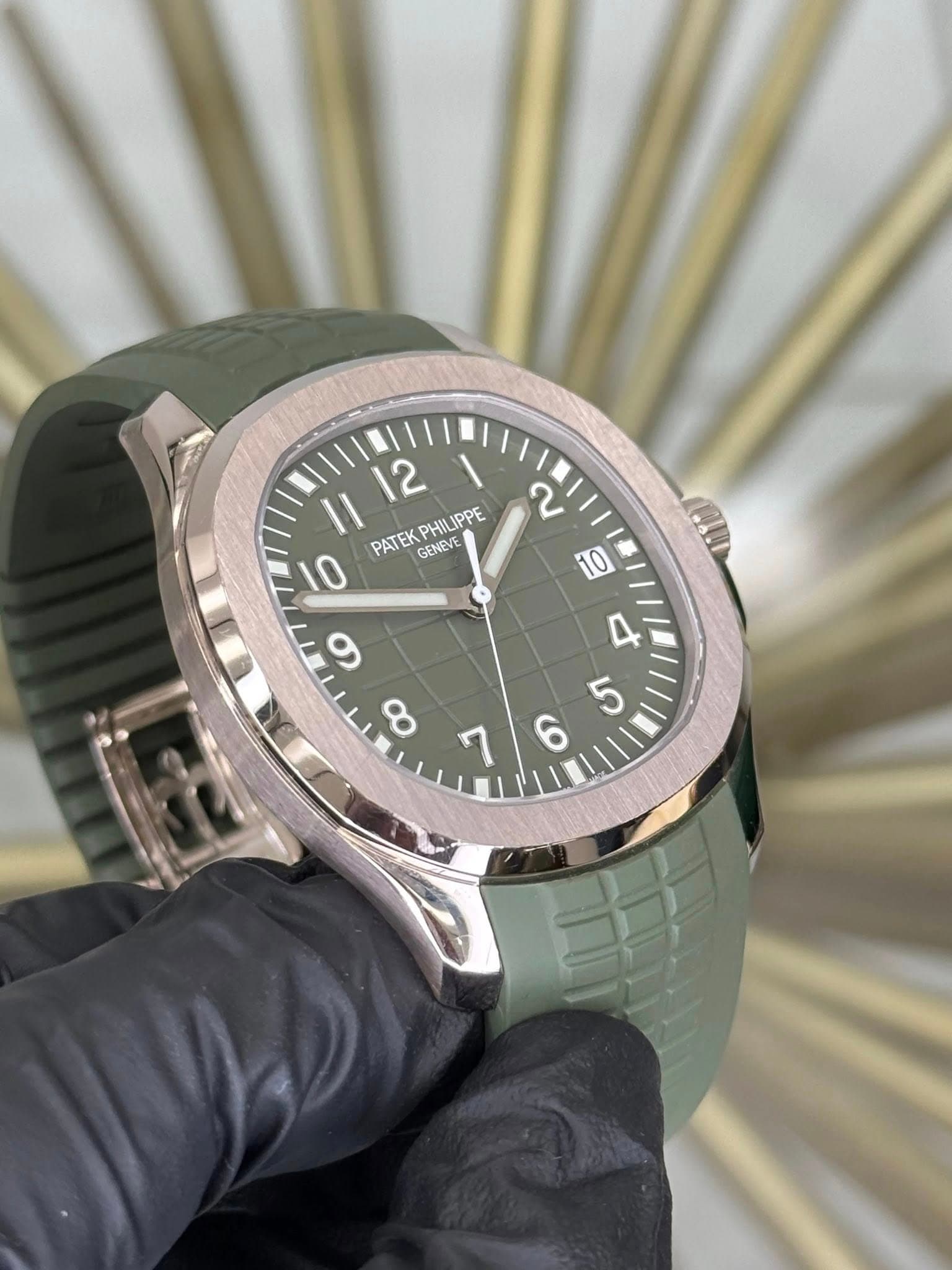 May be an image of wrist watch and text that says '2 10 I| 12 PATEK PHILIPPE 10 GENEVE 6 ထ LIIID 5 ٨ 6'
