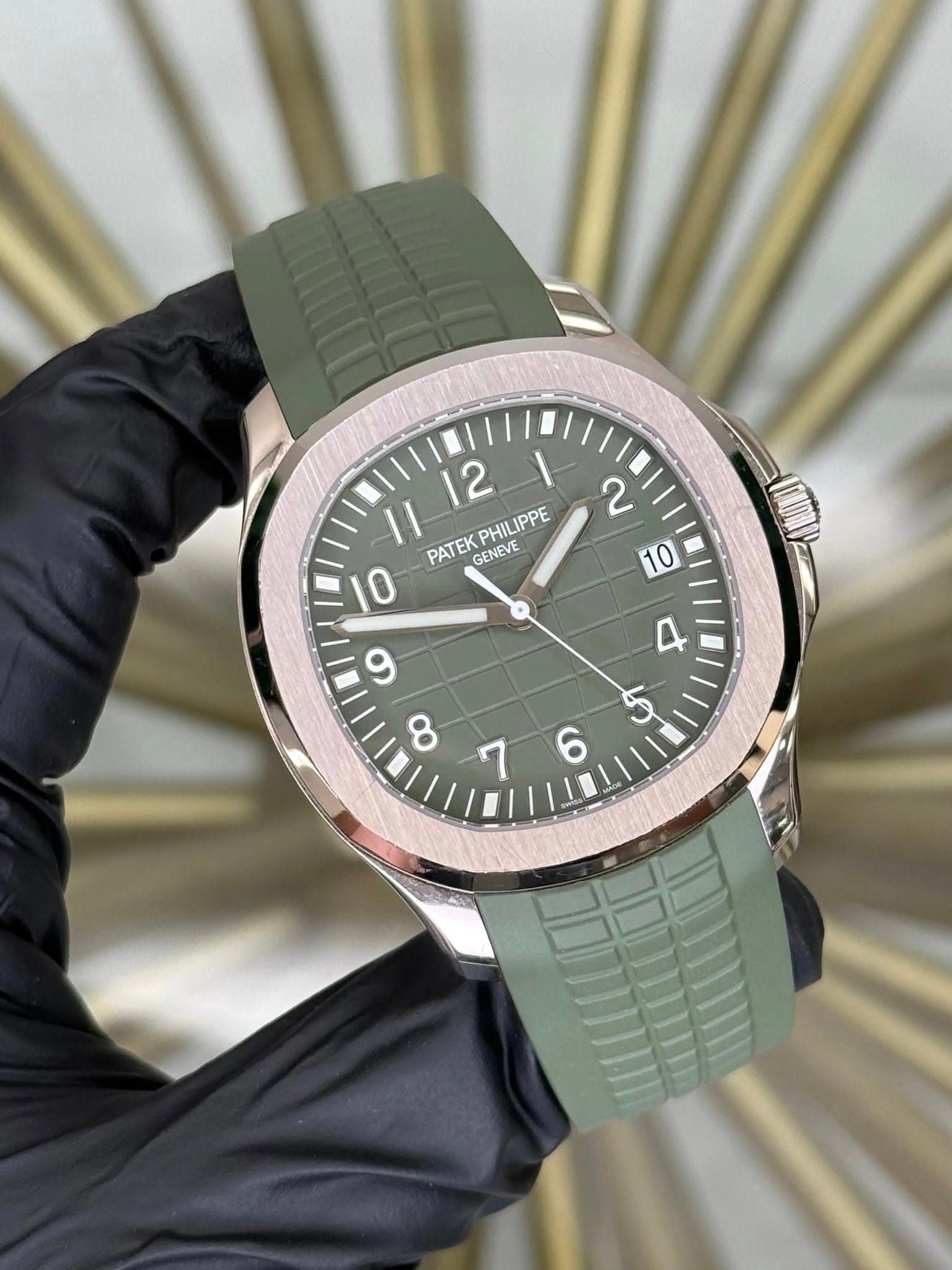May be an image of wrist watch and text that says '12 I I1 PATEKPHILIPPE PHILIPPE PATEK GENEVE GENEVE 0 60 و '