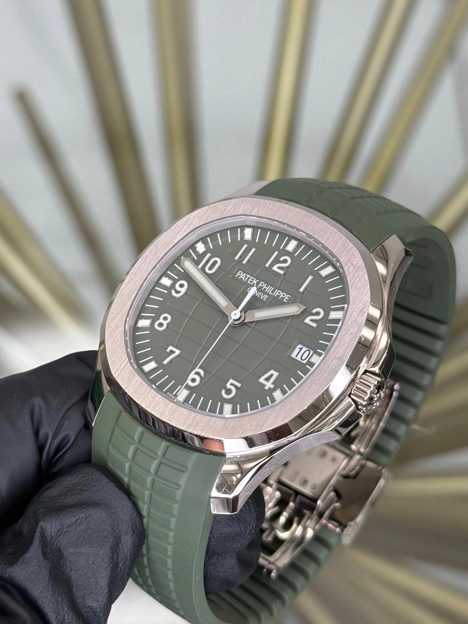 May be an image of wrist watch and text that says '10 II ம 9 PATEK 12 PHIL MM NEVE IPPE ထ 2 10 6 5 A الللا'