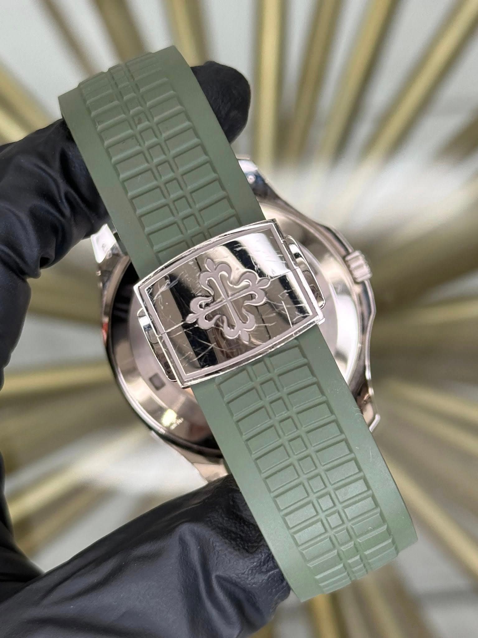 May be an image of wrist watch and text that says '求'