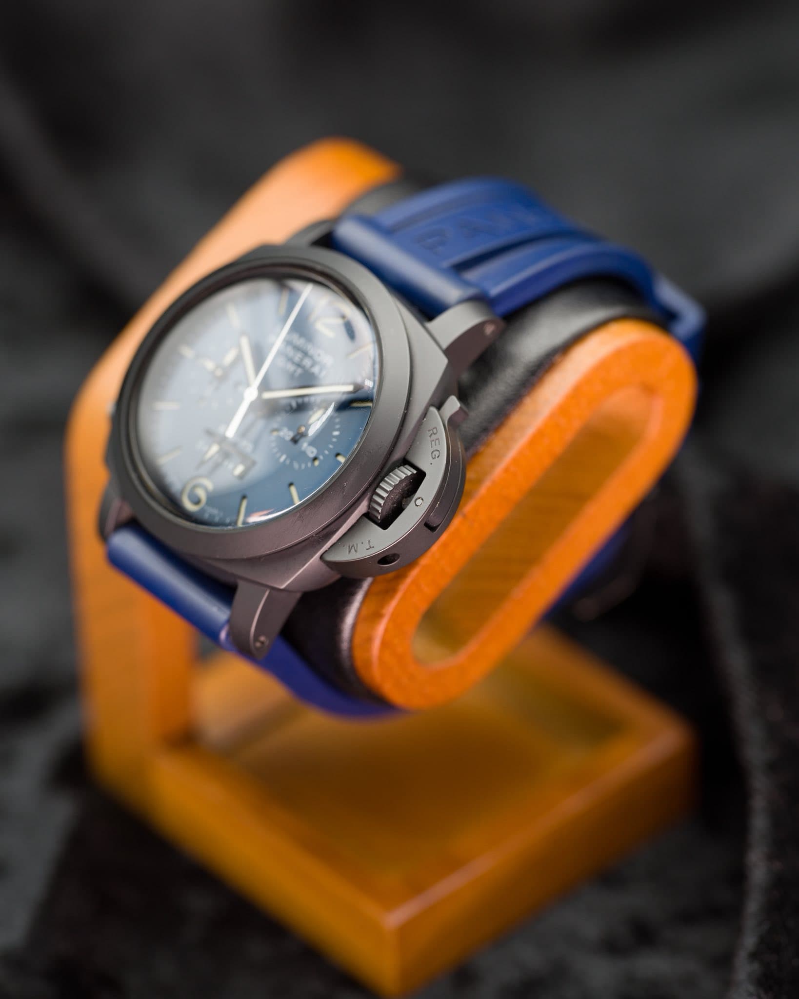 May be an image of saddle-stitched leather, wrist watch and text that says 'REG R RE 以 O መ1'