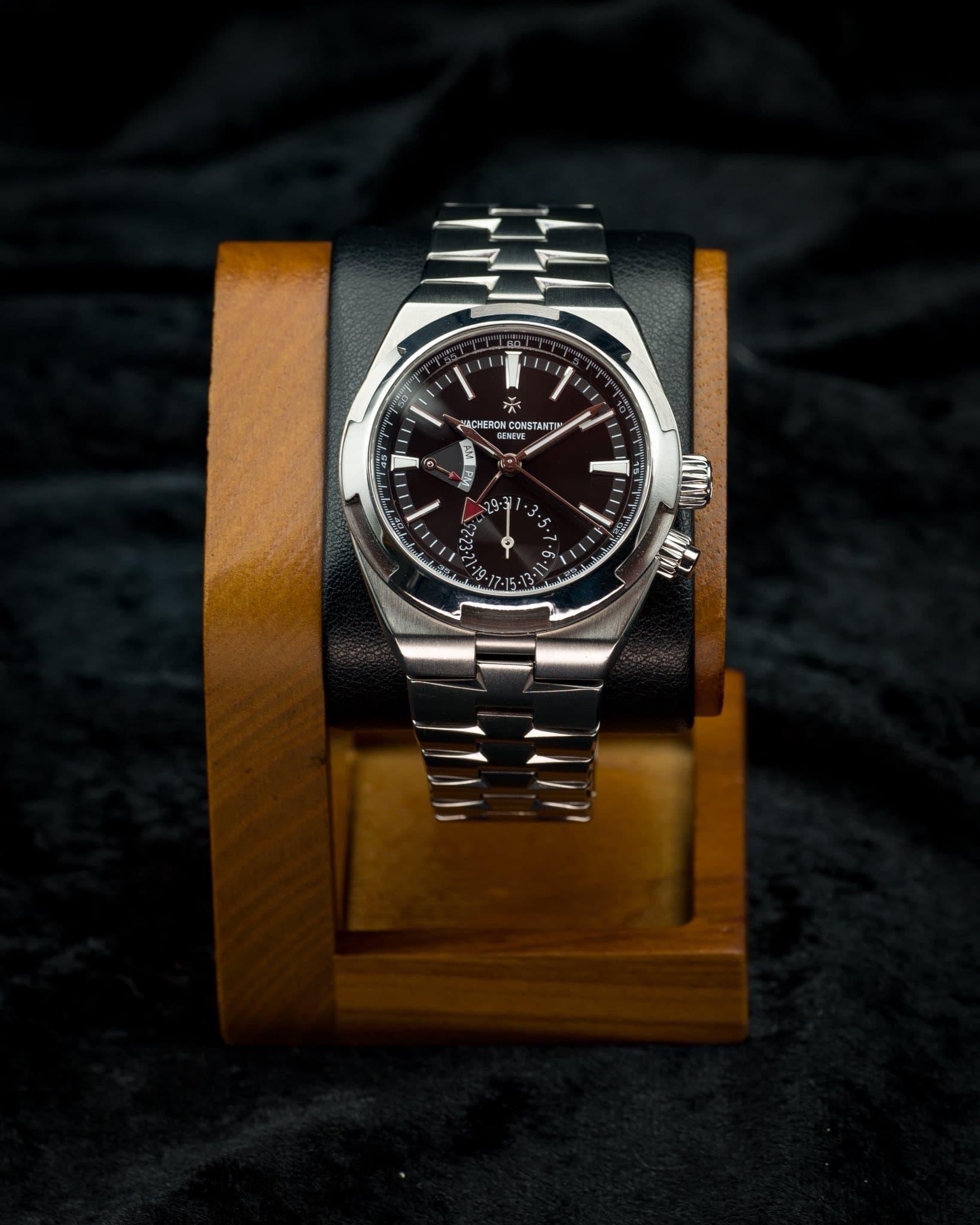 May be an image of wrist watch and text that says '0 علاء MACHERON CONs CONSTANT 3 2 1 ٥'