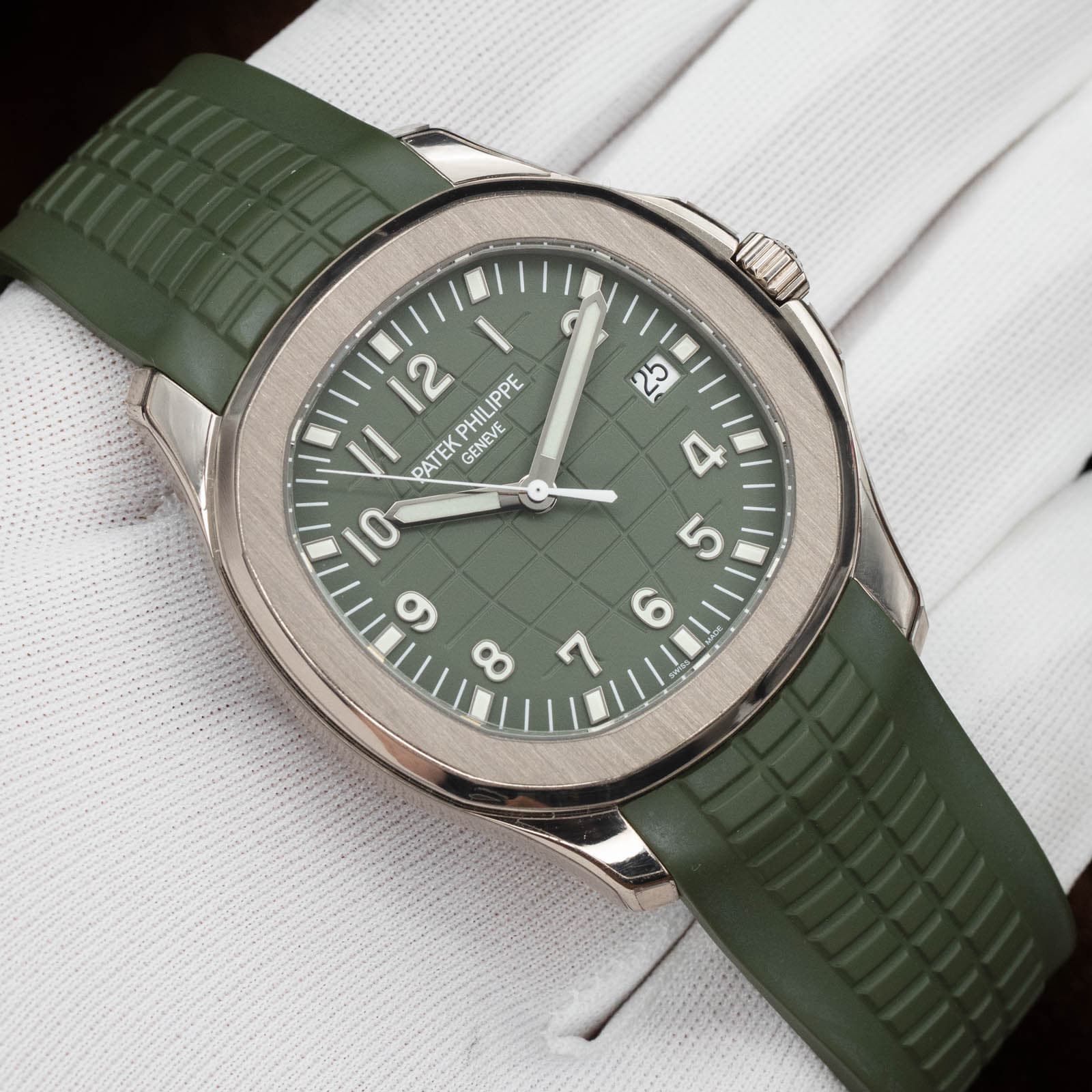 May be an image of wrist watch and text that says '12 I PHILI IPPE HILIPPE 참는 23 II PAT PATEK GENEVE νε ENEVE ব 0 5 و 6 8 7'