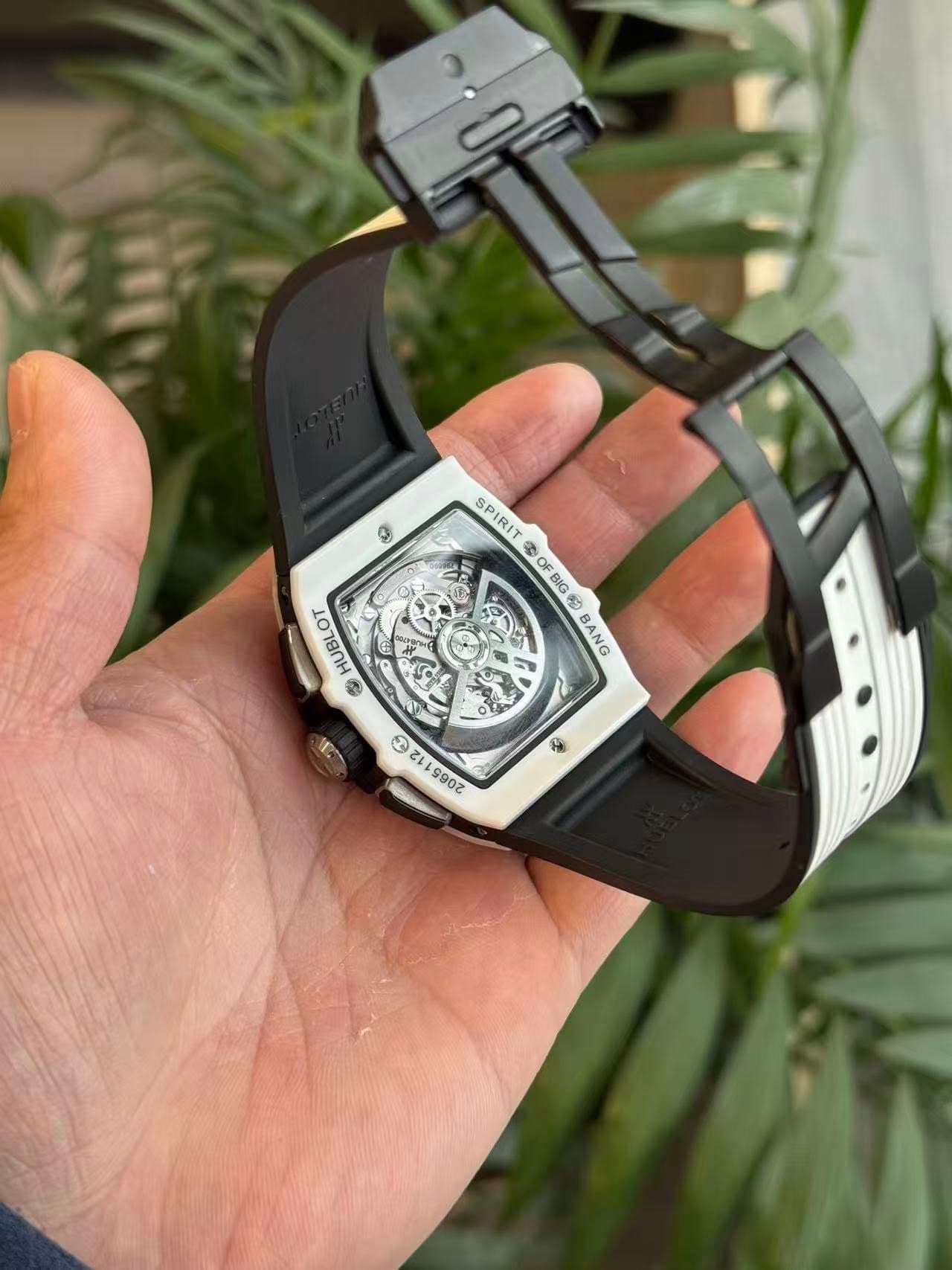 May be an image of digital watch and text that says 'Ω 手 SPIRIT SP OF FB BIG IG 추 地 OF BANG HUBLOT ® R 212 9925'