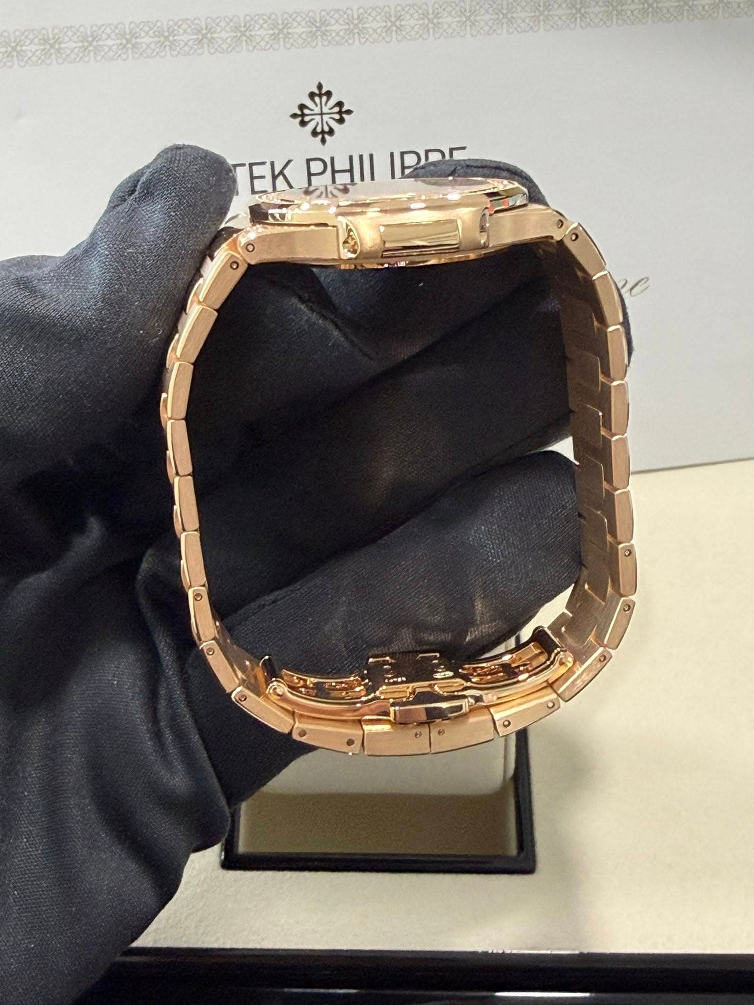 May be an image of wrist watch and text that says 'TEKPHII EKPHIIPPE EK PHI IPDE AV'