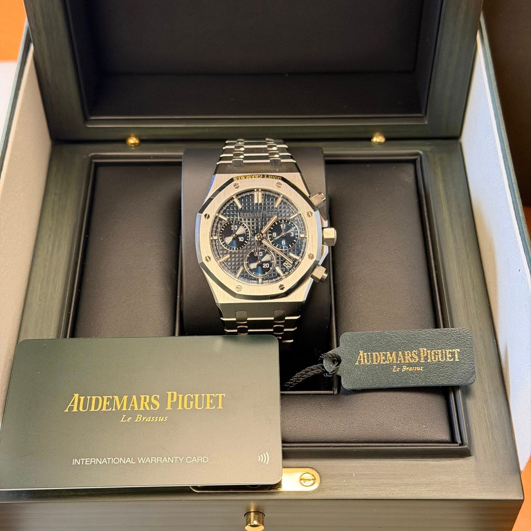 May be an image of wrist watch and text that says 'S 10 10 0 N 4 X 4 F 6 O LD M 20 2: AUDEMARS AUDEMARSPIGUE PIGUET Le Brassus AUDEMARSPIGUET AUDEMARS PIGUET Le BranE INTERNATIONAL…