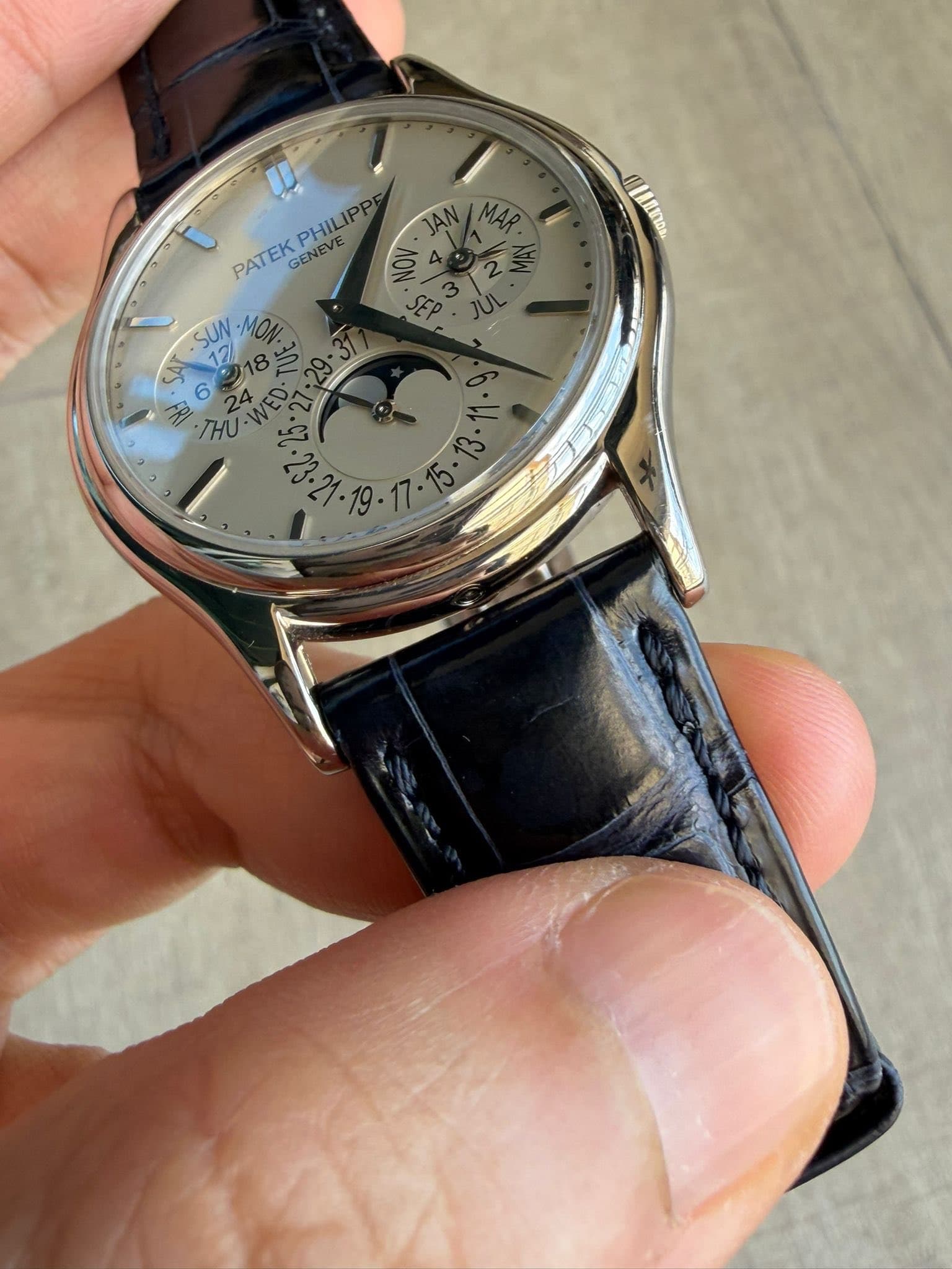 May be an image of wrist watch and text that says 'nAna» 0 PATEK GENEVE KPHILIPPI PATEKPHILIPP ΝΟν น้ร SUN SUN-MO 12 18 SAT 6 THÚ C س'