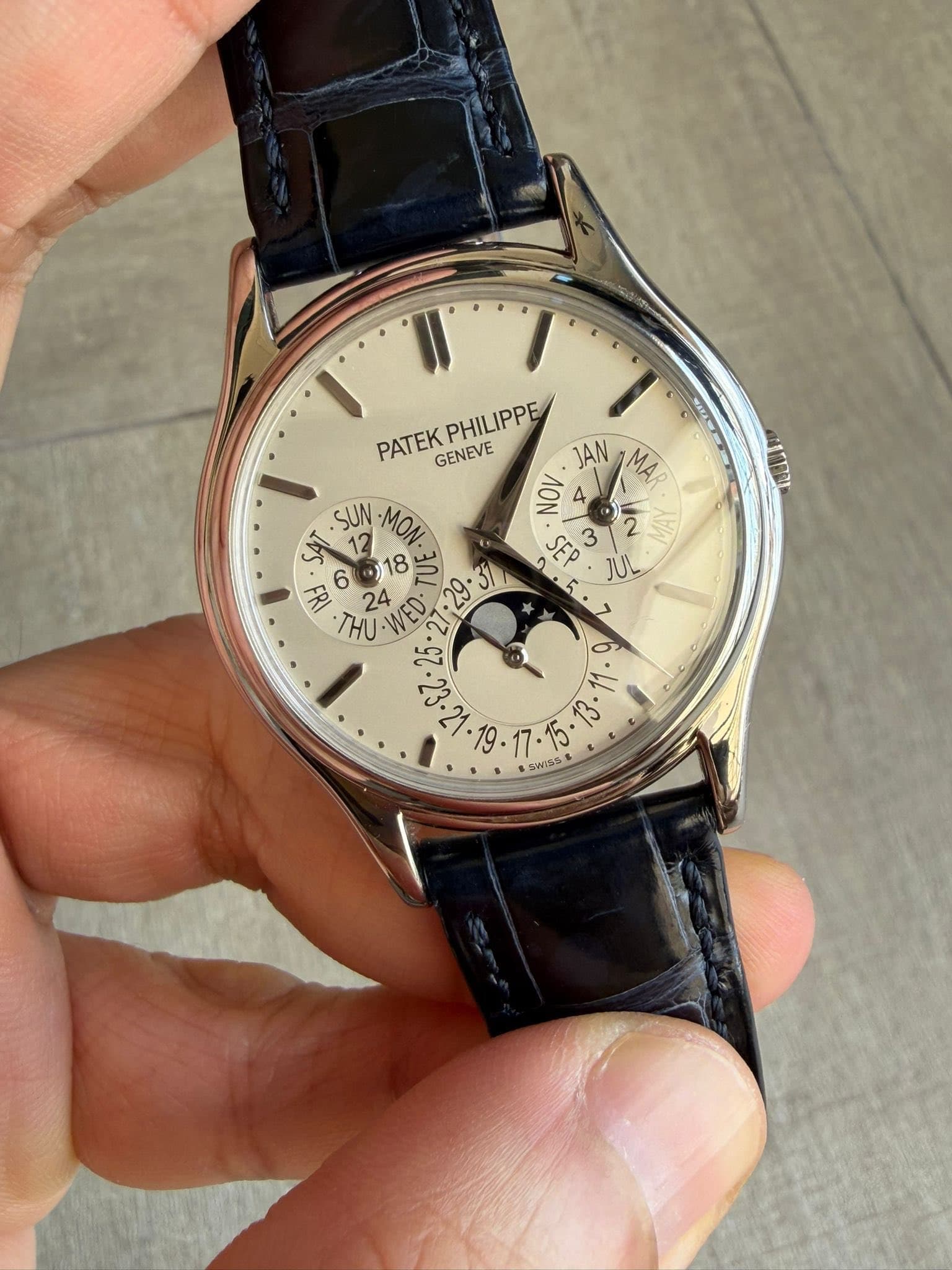 May be an image of wrist watch and text that says 'C រឡល PATEKPHILIPPE JAN MA XNA MИЛO PATEK PHILIPPE GENEVE 4 SUN MON SAT SER 3 ل 2 6 18 JUL THU ከ.ን.67.61.ት به 11. بب •…