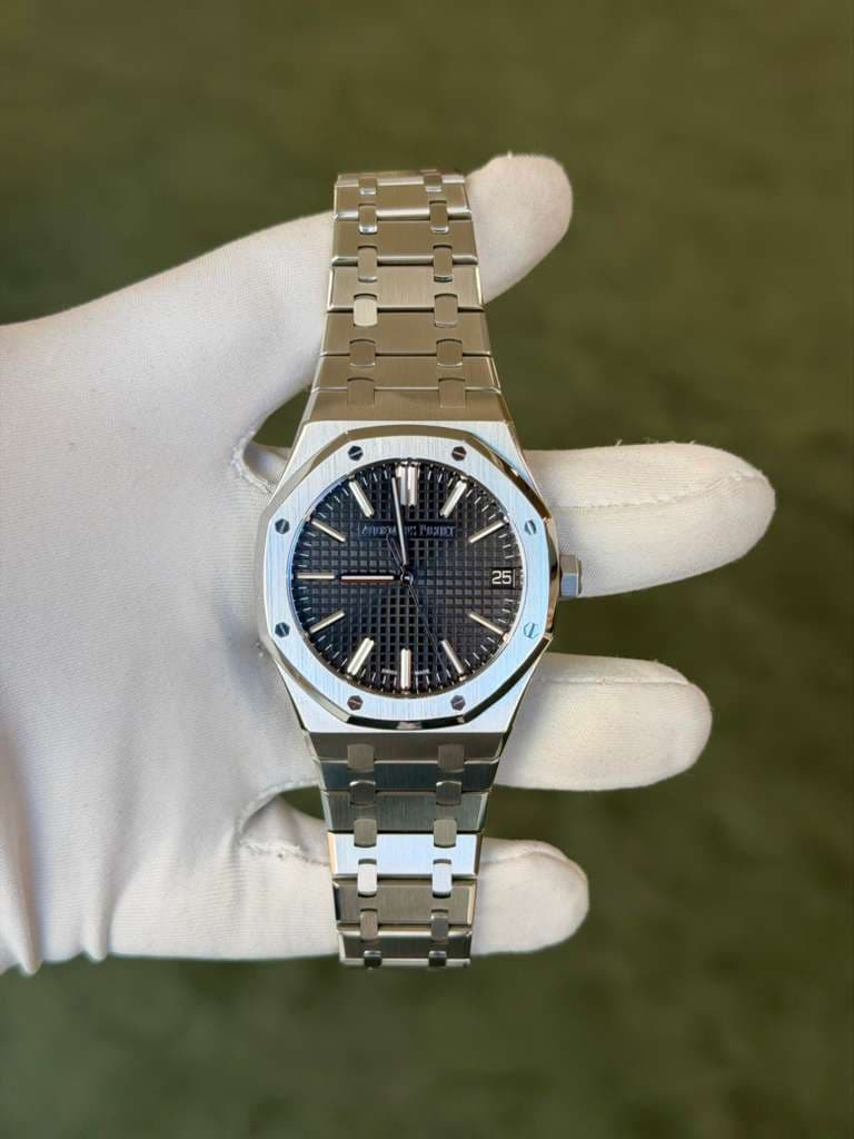 May be an image of wrist watch and text that says '→ 25 C'
