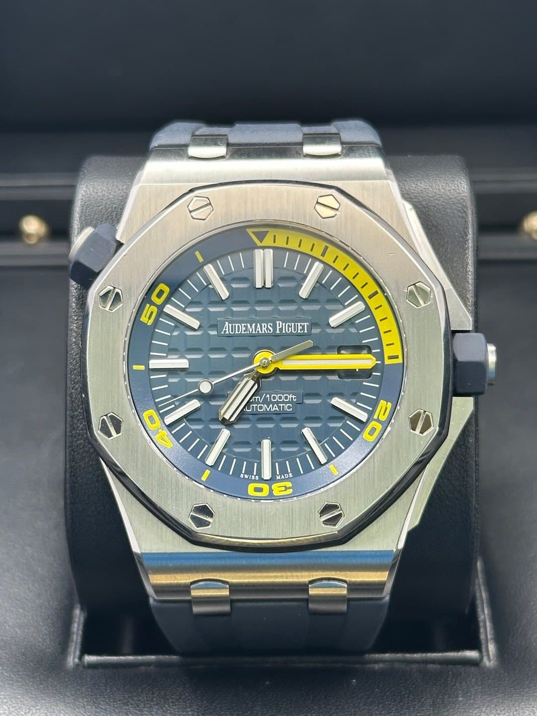 May be an image of wrist watch and text that says '50 O AUDEMARS AUDEMARSPIGUET PIGUET - T/1000ft UTOMATIC /10 C 20 RI含8 MADE'