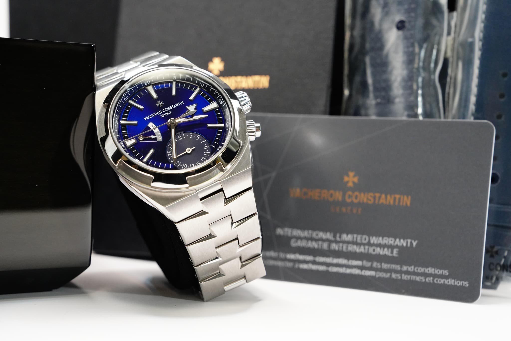 May be an image of wrist watch, timer and text that says 'so 55 ば CT 今き. 18 5 Se ه 15 3 ى .7 اج コッン o 0 ی NERON.CONSTANTIN ERON CONSTANTIN ATERNATONAL ORIAL LIMITED GARANTIE…