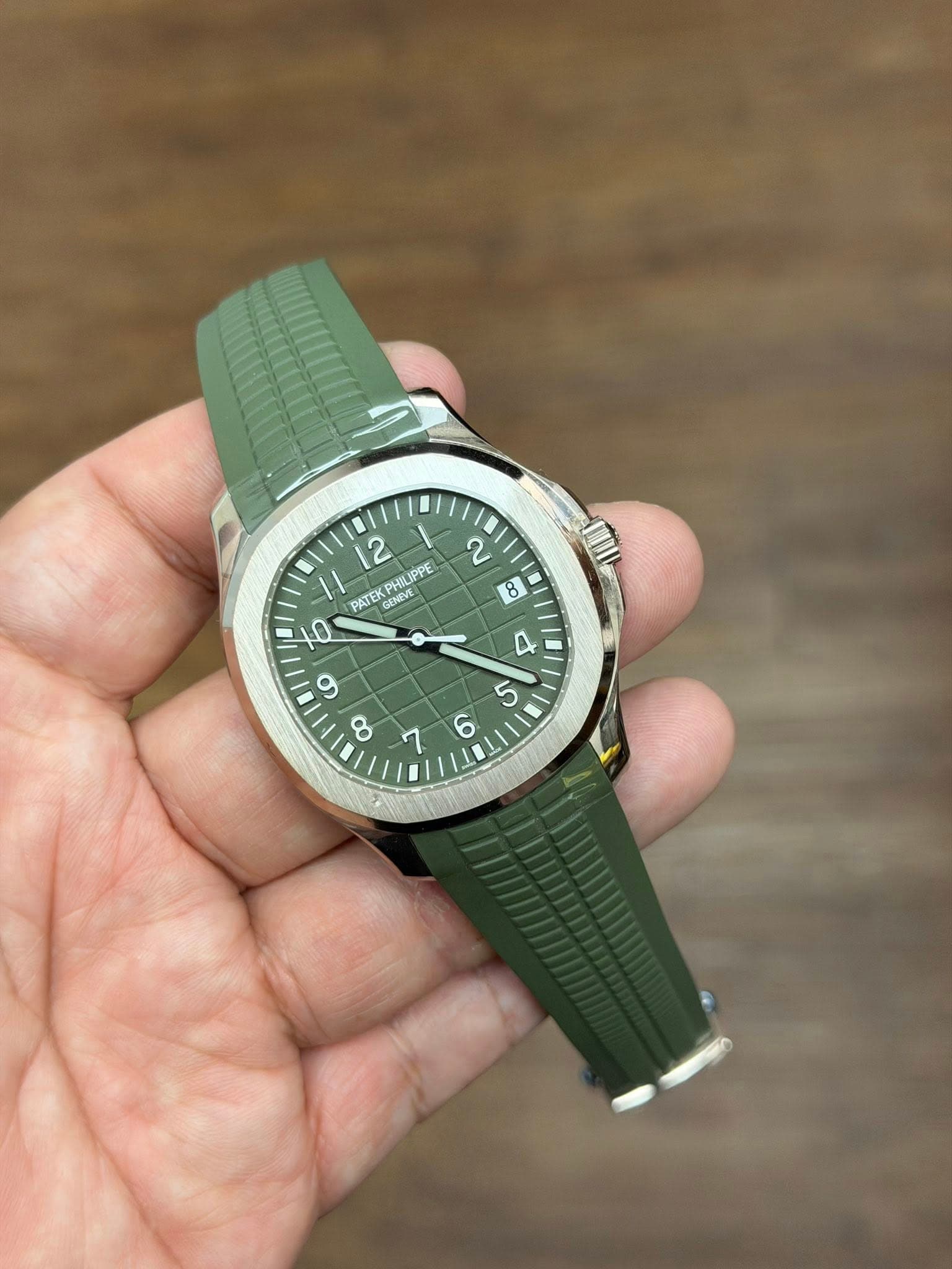May be an image of wrist watch and text that says '2 ထ ထ 2 HILIPPE PPE PATEK G GENEVE GENVE a 9 C 8 De 5 6 ما'