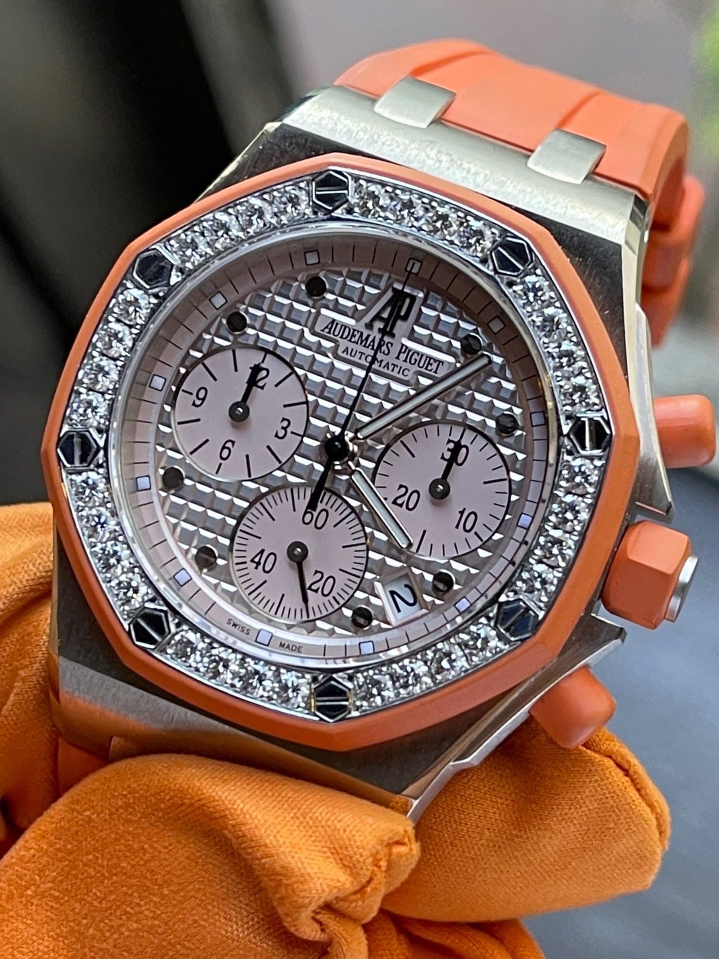 May be an image of wrist watch and text that says '9 AUDEMAR AUTO AUDEMARSPIGUEI MATIC PIGUET יין 40 10. WISS WISH E 20 2 2 A MADE ππρε 9'