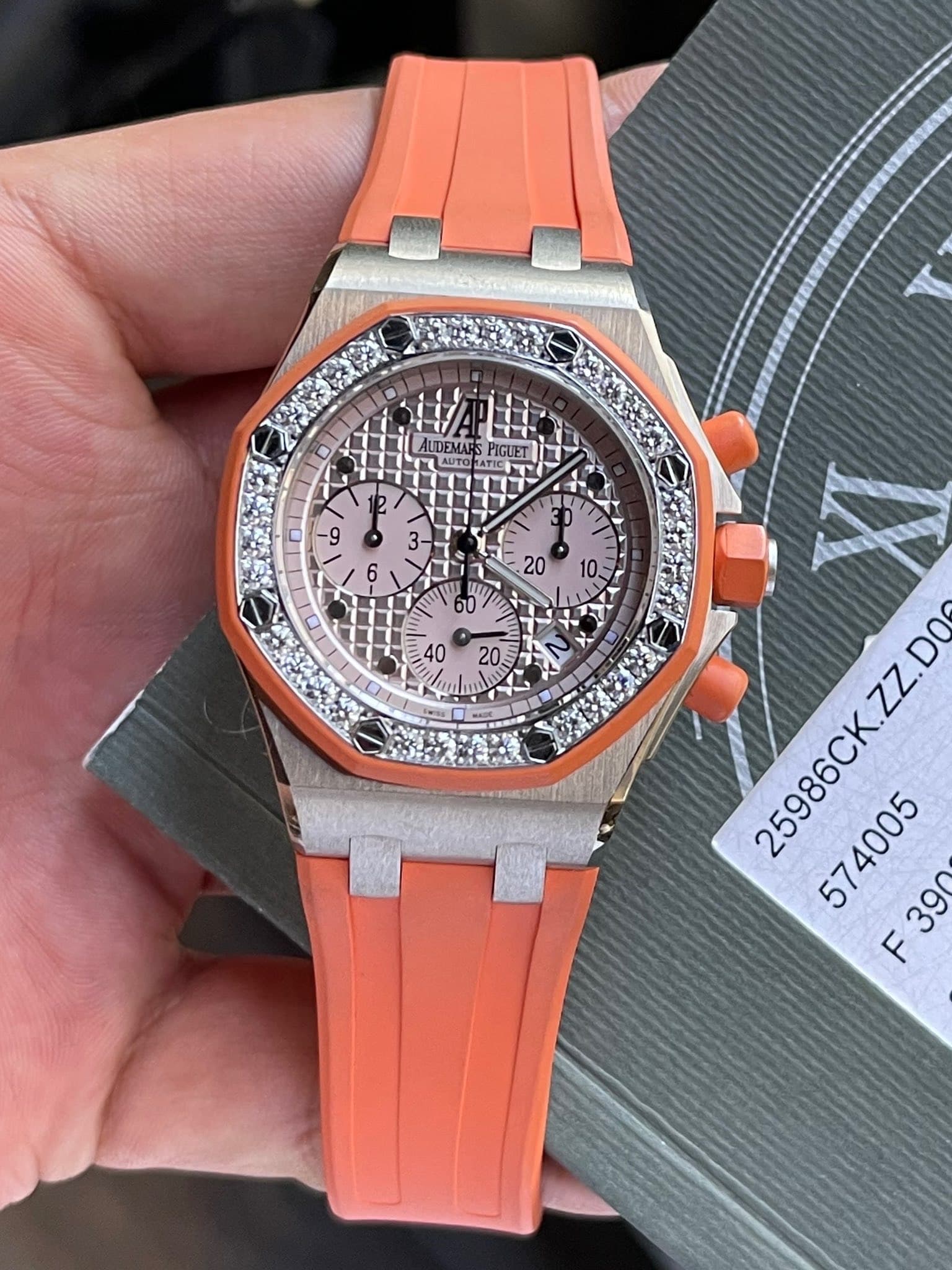May be an image of wrist watch and text that says 'AUDEMAR PIGUET AUTO 0 9 1 3- I 6 20 TI 1 mI HIl AC nghma chl AMCIE 25986CK.ZZ.DO F'