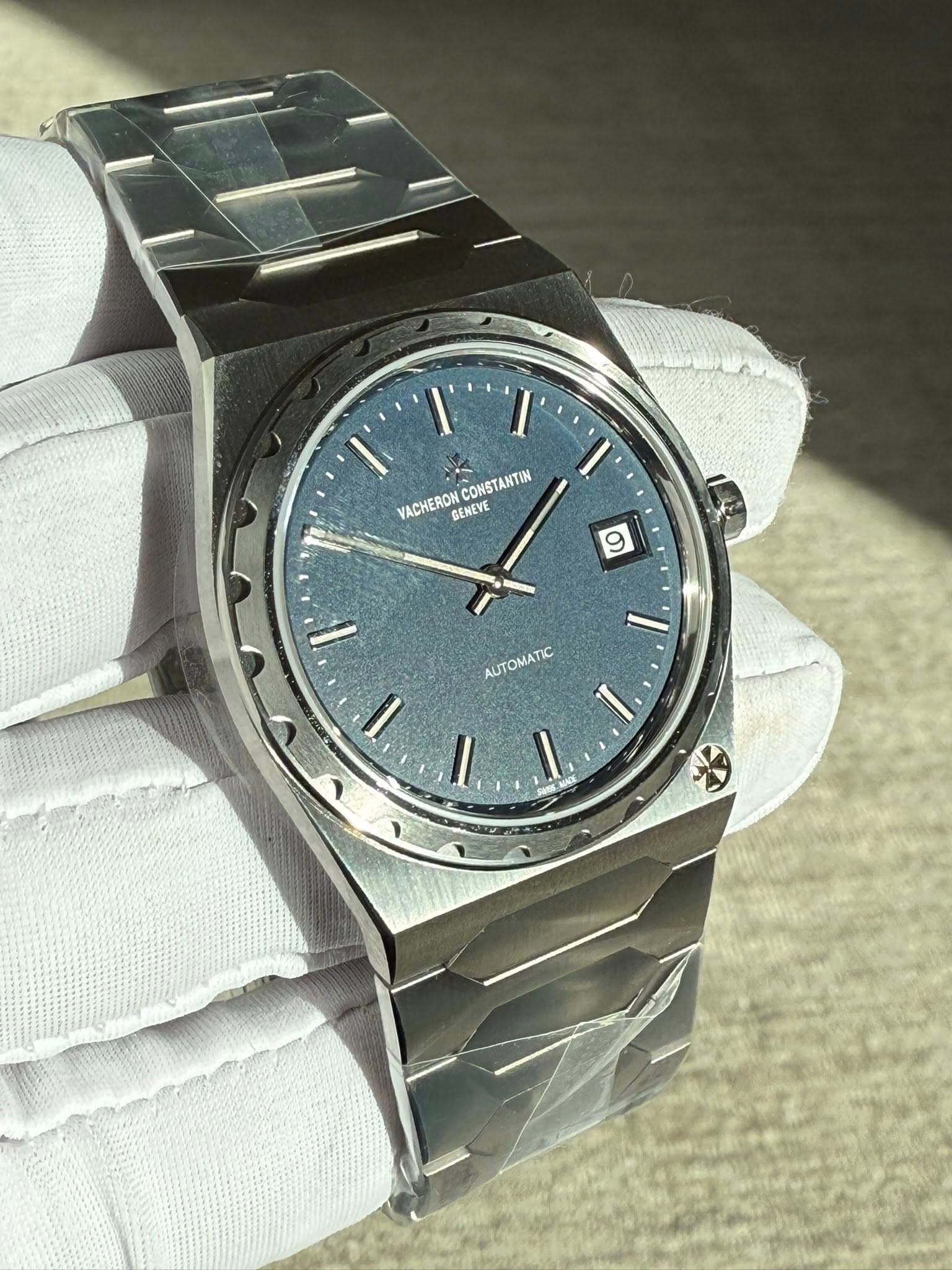 May be an image of wrist watch and text that says 'l CONSTANTIN VACHERON GENEVE 9 ۱ AUTOMATIC / ١ ١ I'