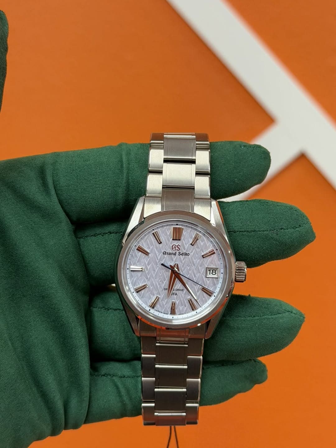 May be an image of wrist watch and text that says 'eS Grand Seiko V 18 OHIVE MI'