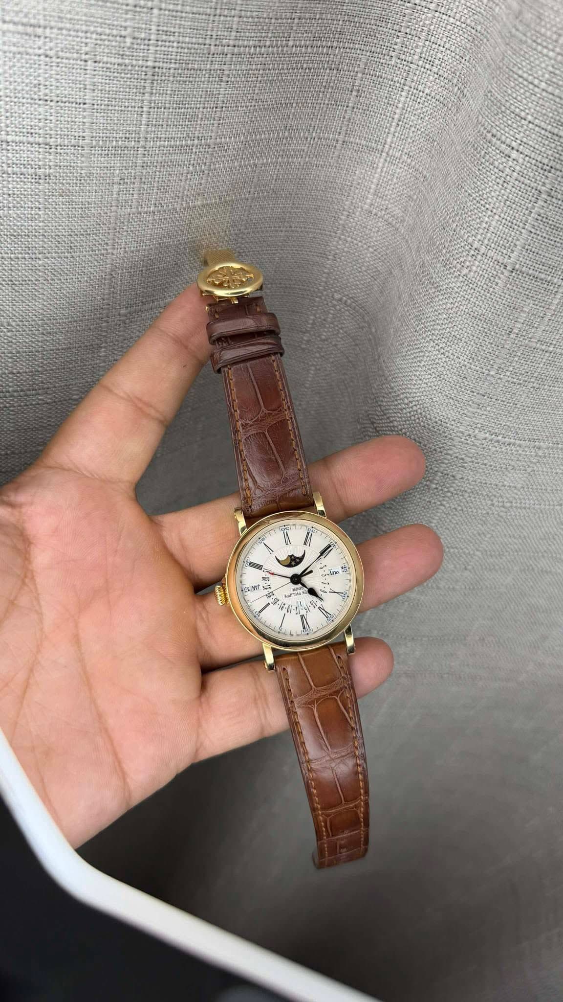 May be an image of wrist watch and text that says '1 ج i5 S 一 配 န መራ M'
