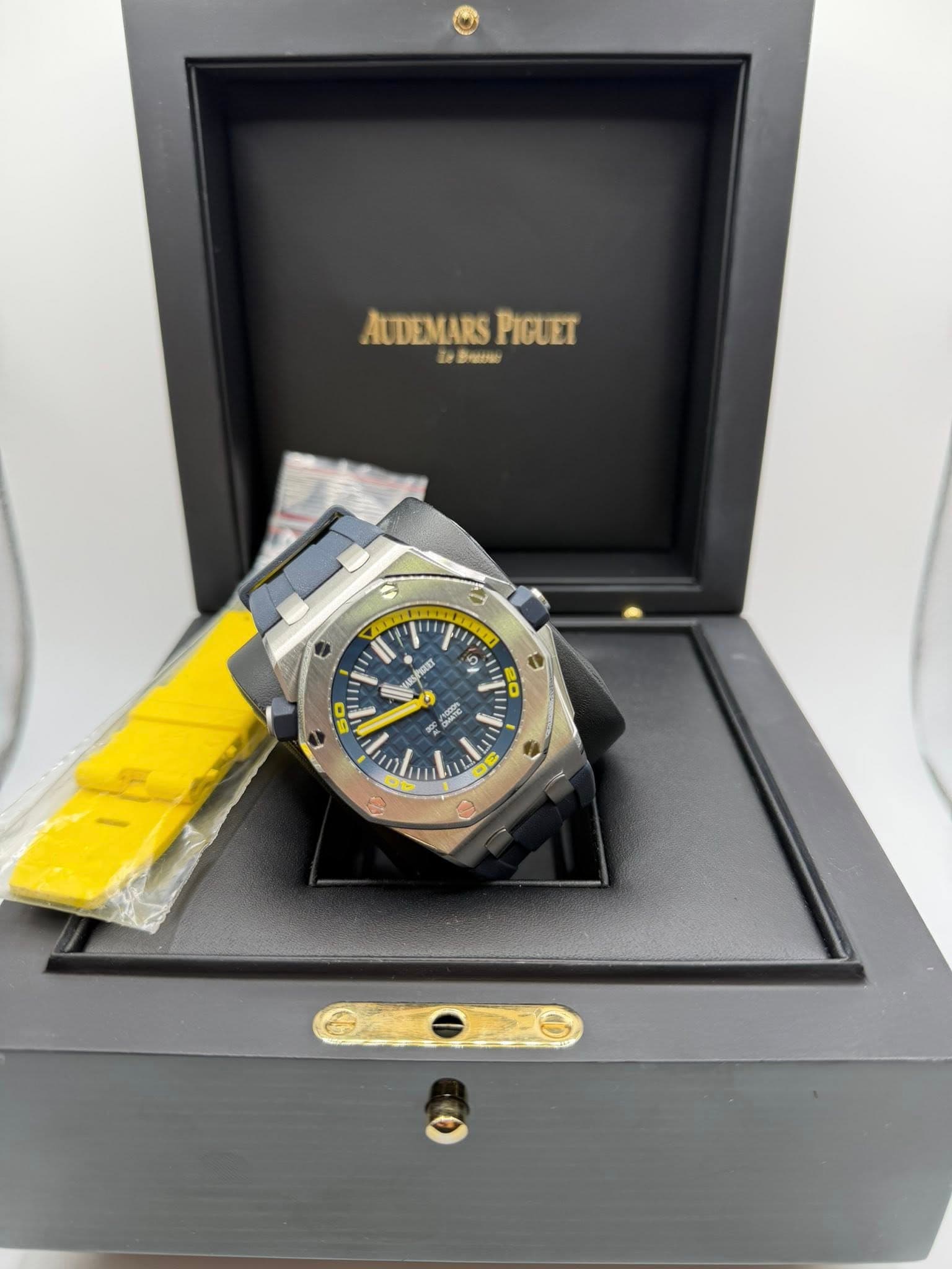 May be an image of wrist watch and text that says 'ALDEMARSPIGUET B မိးေေ AUDEMARS PIGUET H م T U I R ورل T יןי 50 1 TN 6 Jmlu E n n'