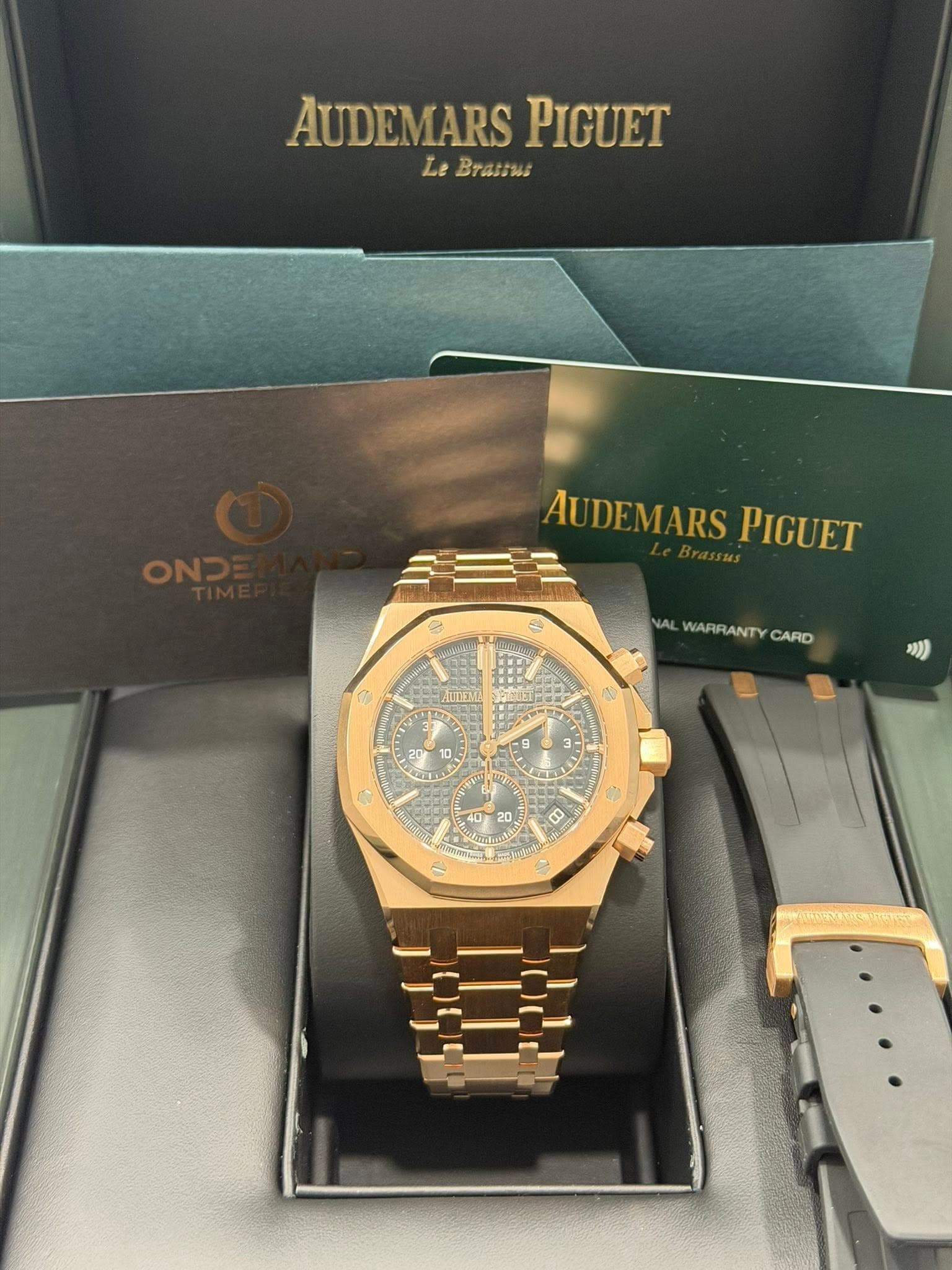 May be an image of wrist watch and text that says 'AUDEMARS PIGUET Le BTarиR AUDEMARS AUDEMARSPIGUET AU EMARS PIGUET NAL WARRANTY WLWARRANTYCARO CARD ኢፍ P ..中はSです。'