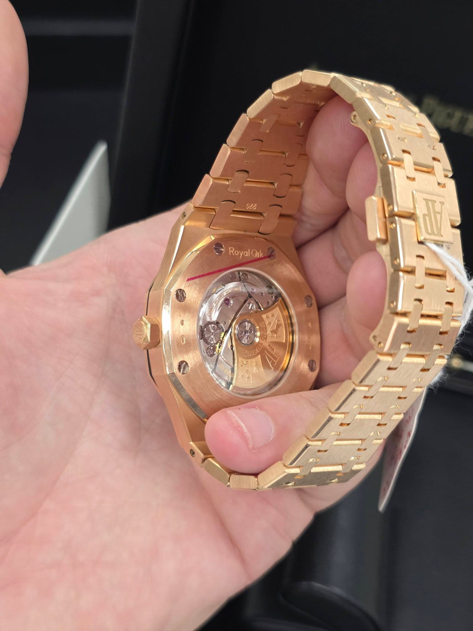 May be an image of wrist watch and text that says '225 RoyalQal RoyaiOak Roya Cak 2S 4'