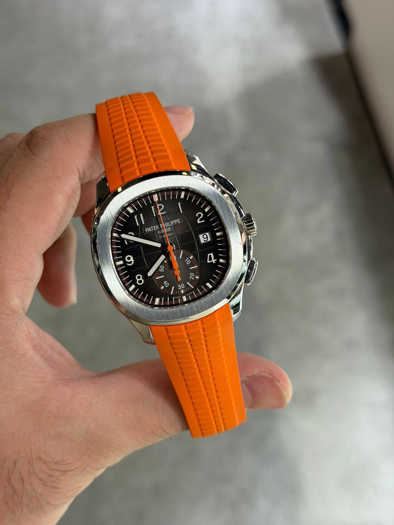 May be an image of wrist watch and text that says '福 I 2 IPPE PATEK សុខ'