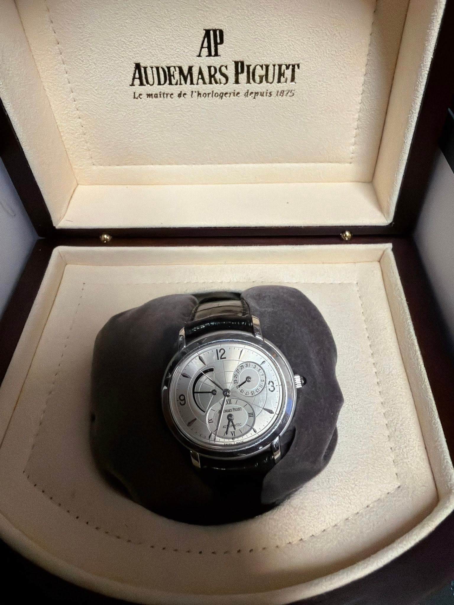 May be an image of wrist watch and text that says 'A AUDEMARS AUDEMARSPIGUET PIGUET Le maftre de Phorlogerie depuis 1875 12 마 2 T 7 0 3 ្រកះ់ 5007 หมอส N-'