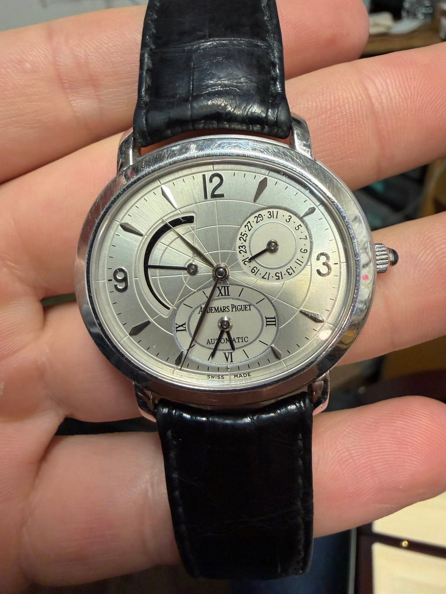 May be an image of wrist watch and text that says ' / ဏ္ 23-25 בלי 2 တ ዎ Gi ن ဟ له ف G و 3 XII DEMARS EMARSPIGUET PIGUET AUT क ATIC SWISS MADE'