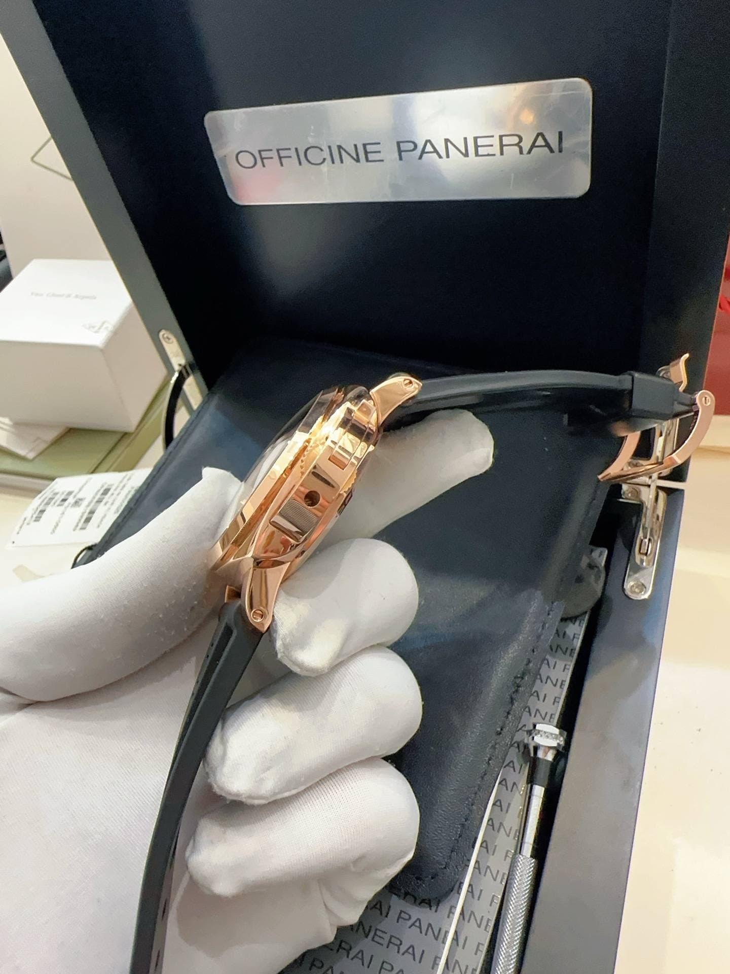 May be an image of jewelry, wrist watch and text that says 'OFFICINE CINEPANERA PANERAI ERA ANI PANIAIE NE'