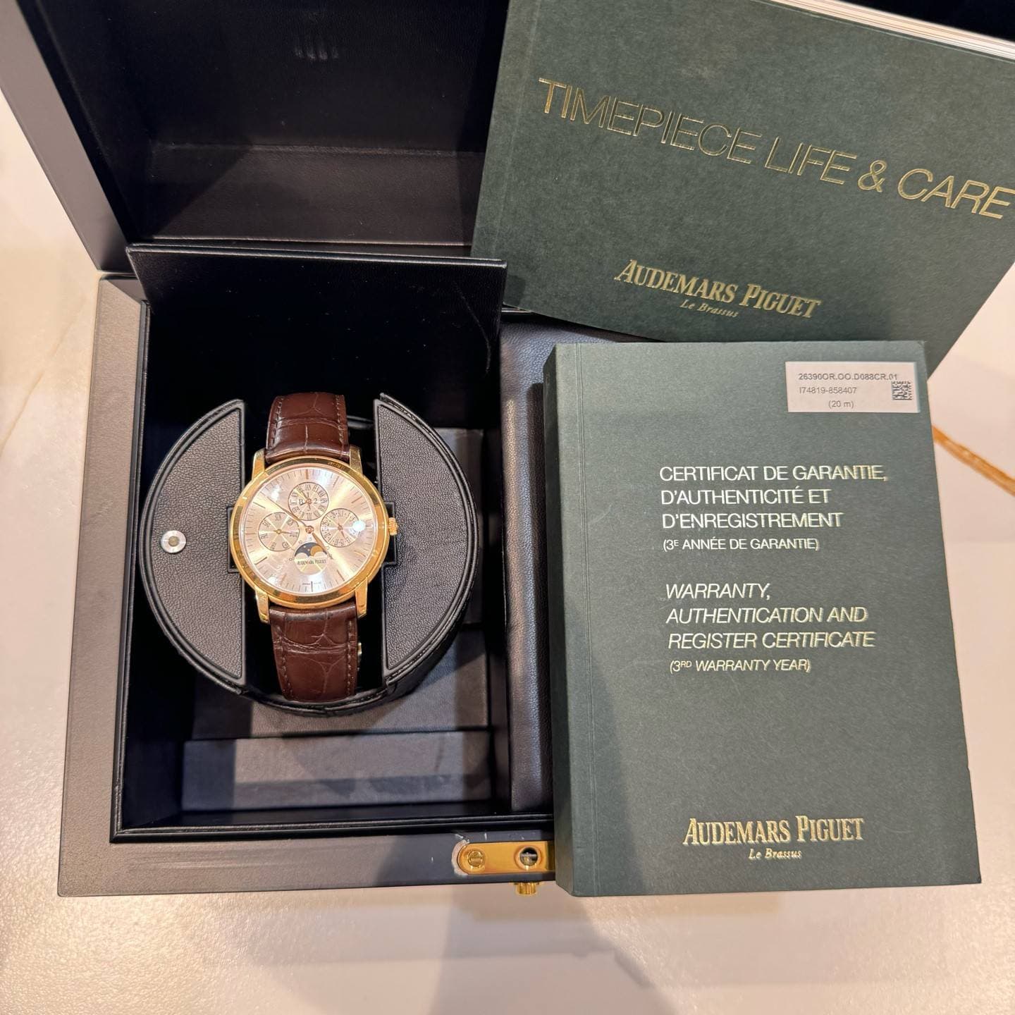 May be an image of wrist watch and text that says 'TMEPE LIFE& CARE AUDEMARS L -8 AUDEMARSP ផឹកផល់ល PIGUET . 120m) CERTIFICAT DE GARANTIE, D'AUTHENTICITEET D'ENREGISTREMENT (3=…