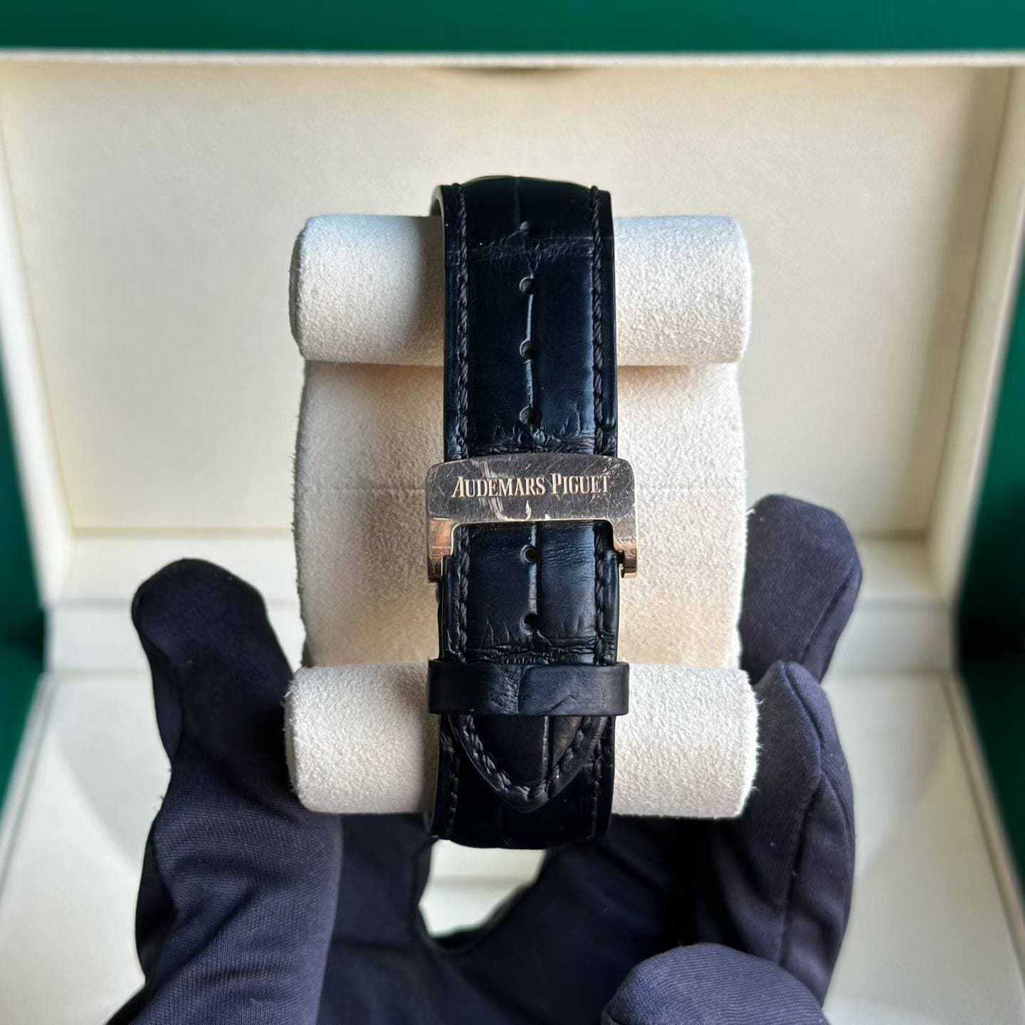 May be an image of wrist watch and text that says 'AUDEMARS AUDEMARSPIGORI PIGUET'