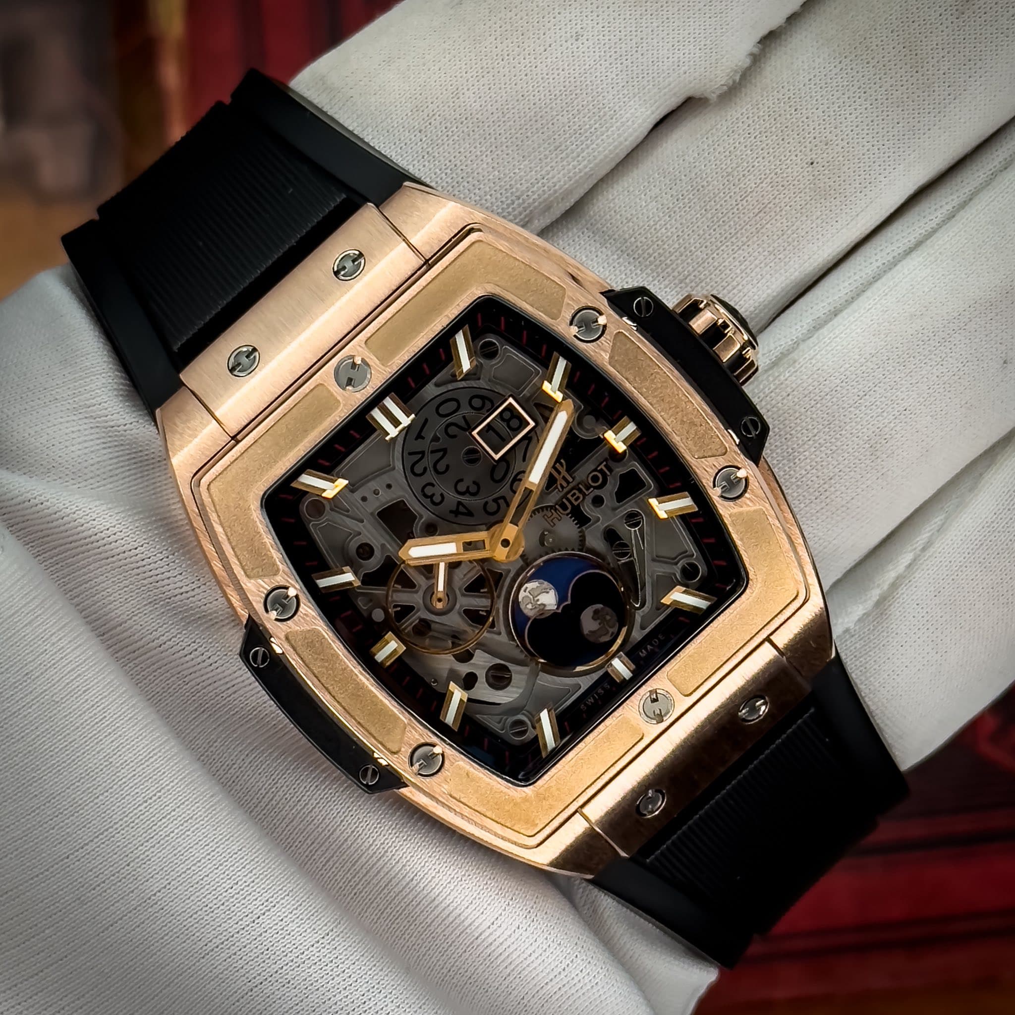 May be an image of wrist watch and text that says '1 1 I'