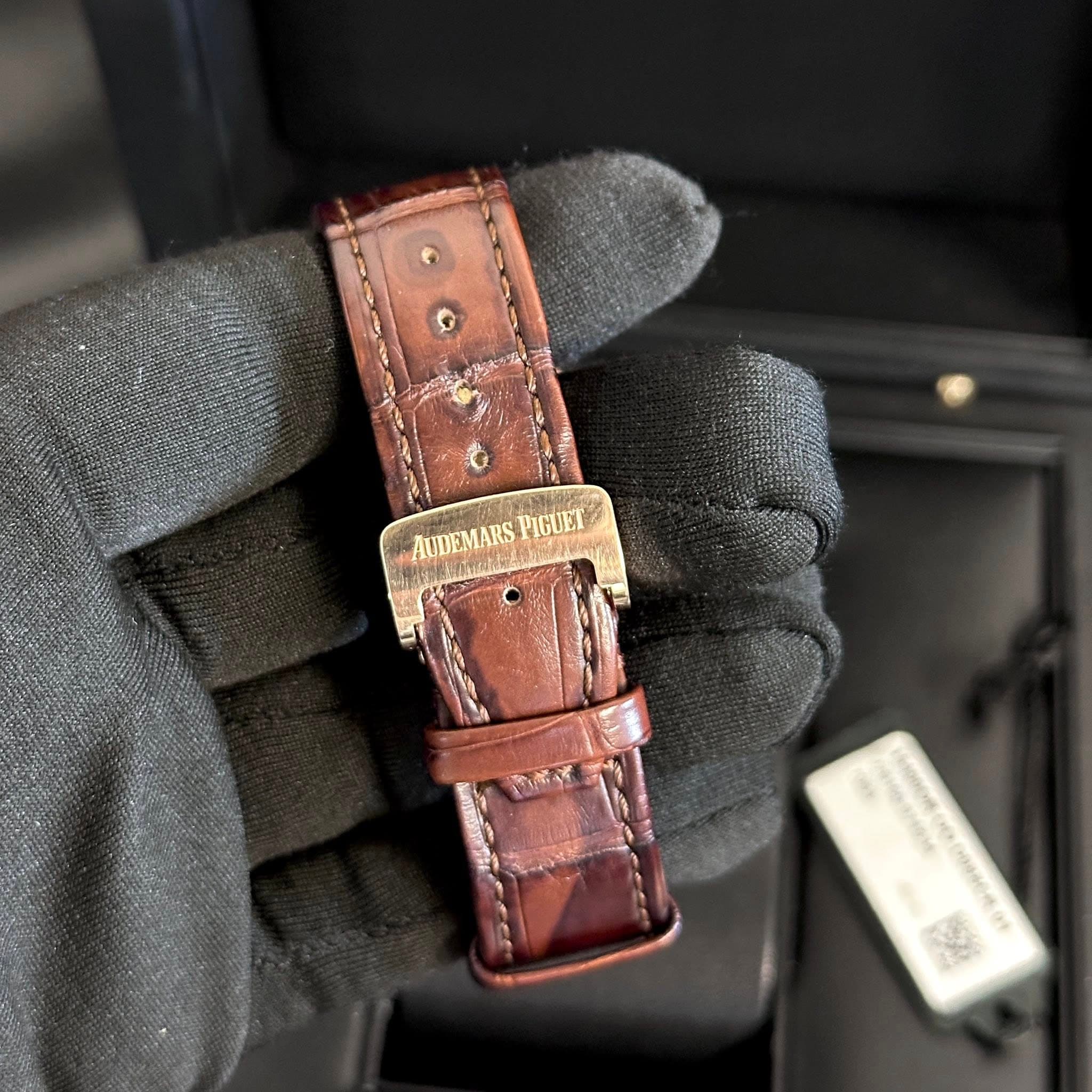 May be an image of wrist watch, leather and text that says 'AUDEMARS AUDEMARSPIGUET PIGUET C90650'