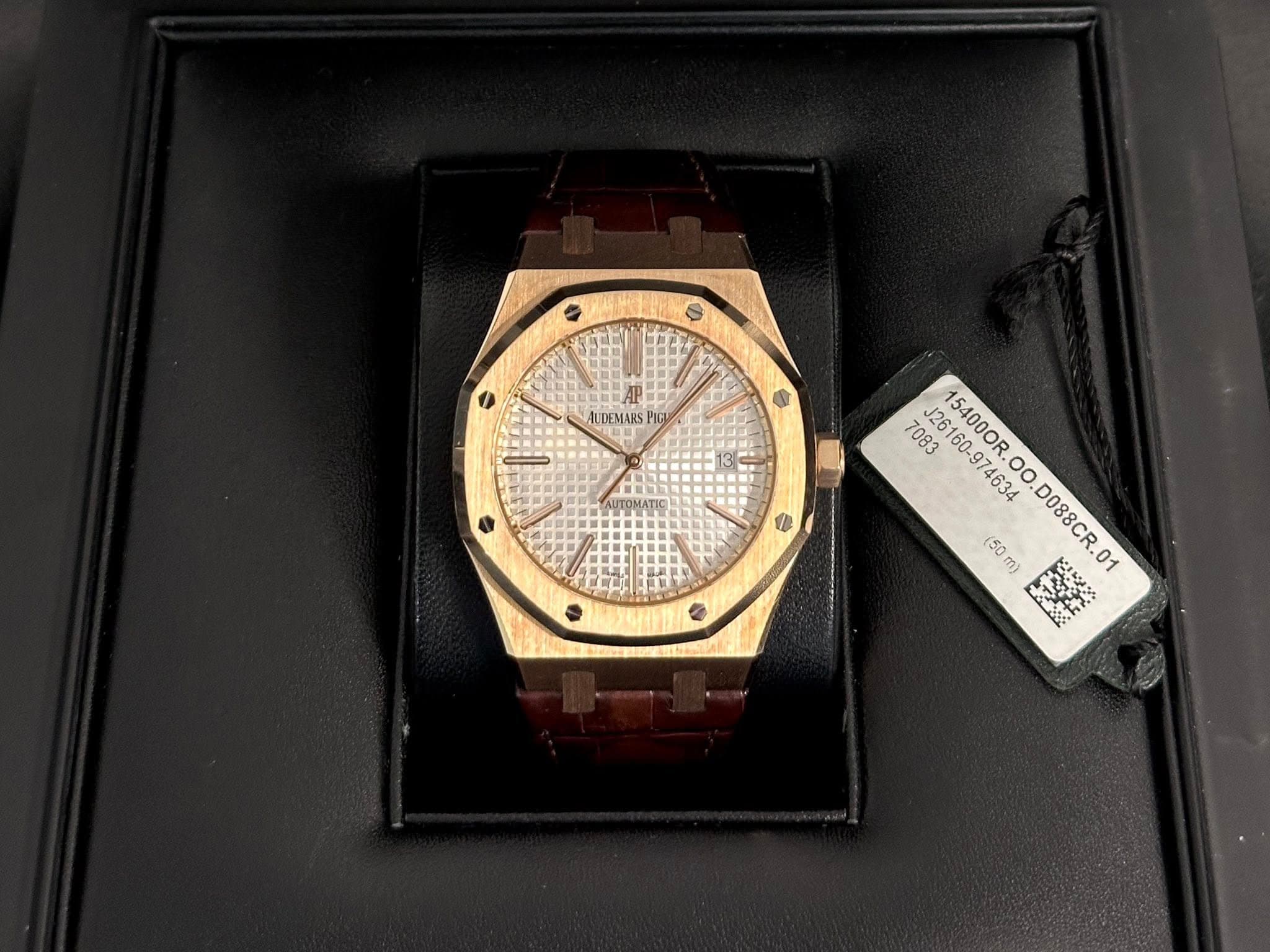 May be an image of wrist watch and text that says '可味期 可間 雄者 [품을 AP AUDEMARS F 7083 J26160-974634 J2616 . 154000R. (50 154000R.00.D088CR.01 ៣) D088CR01'